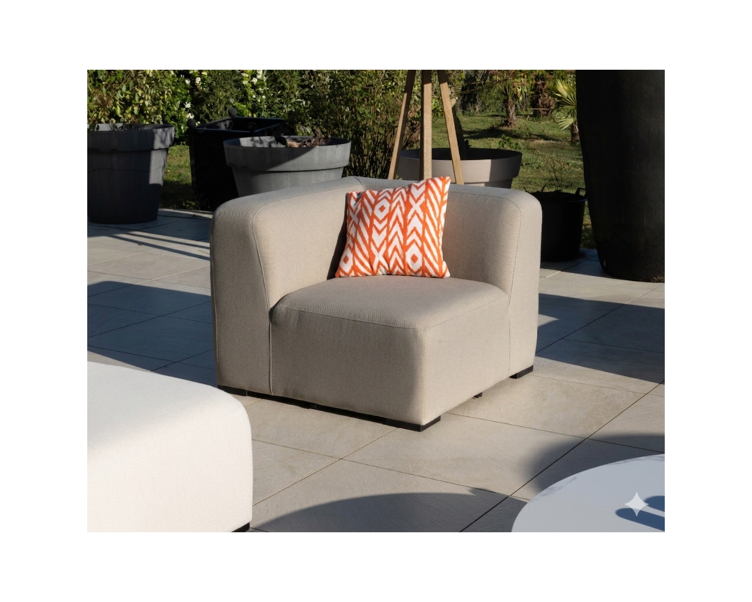 Modulo angolare in tessuto beige per il divano modulare da esterno "Miroly Bay" dal design organico