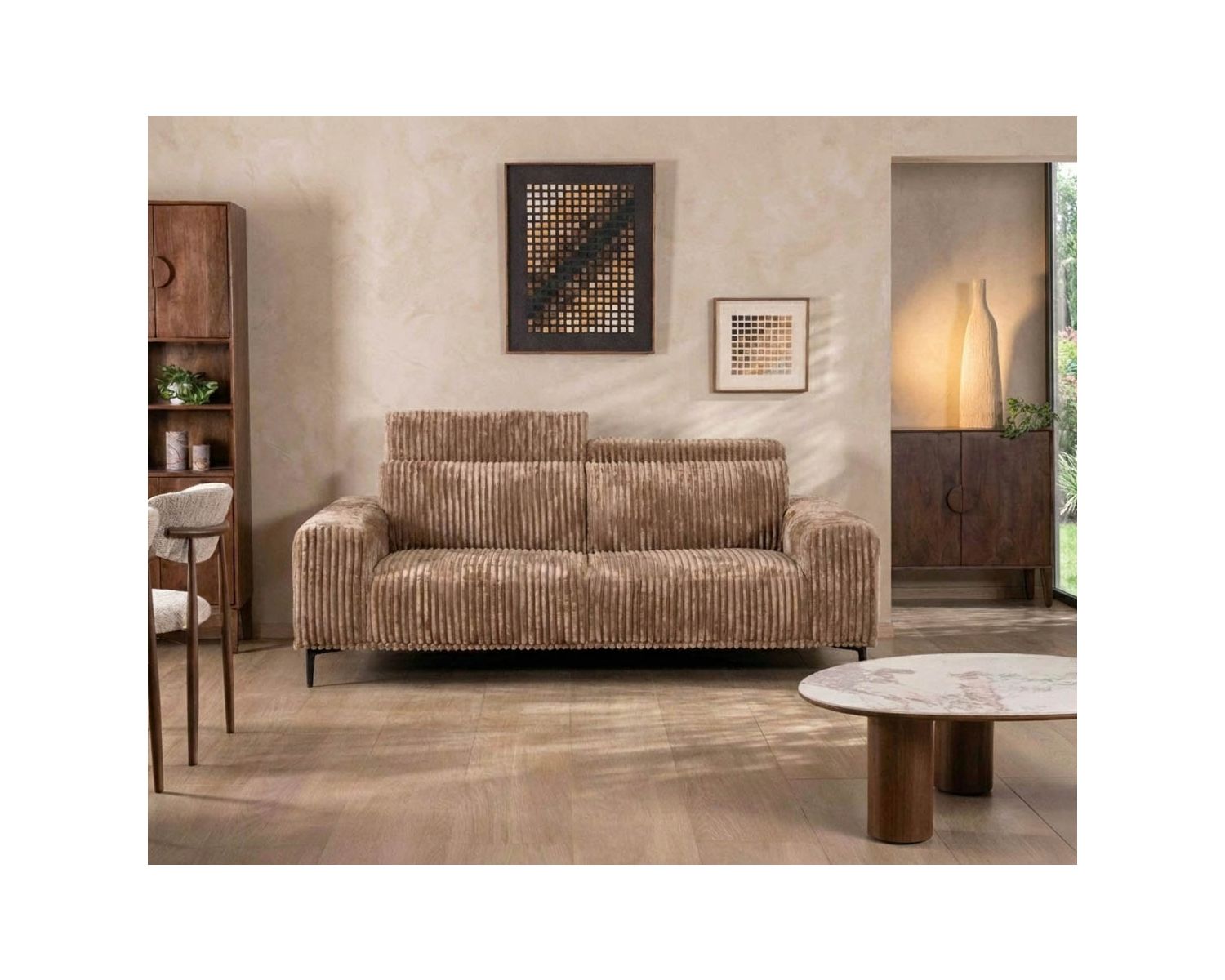 Divano a 3 posti "Utsun" in ampio velluto cammello con poggiatesta ribaltabili