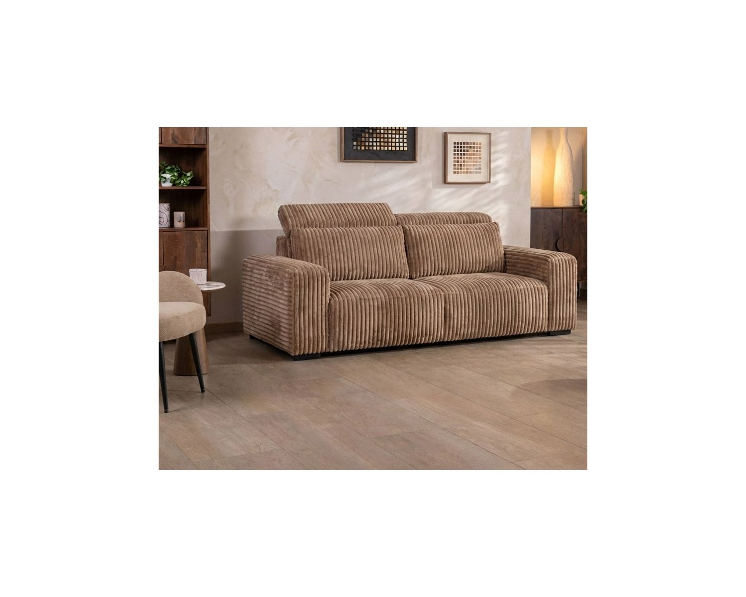 Divano a 3 posti "Utsun" in ampio velluto cammello con poggiatesta ribaltabili