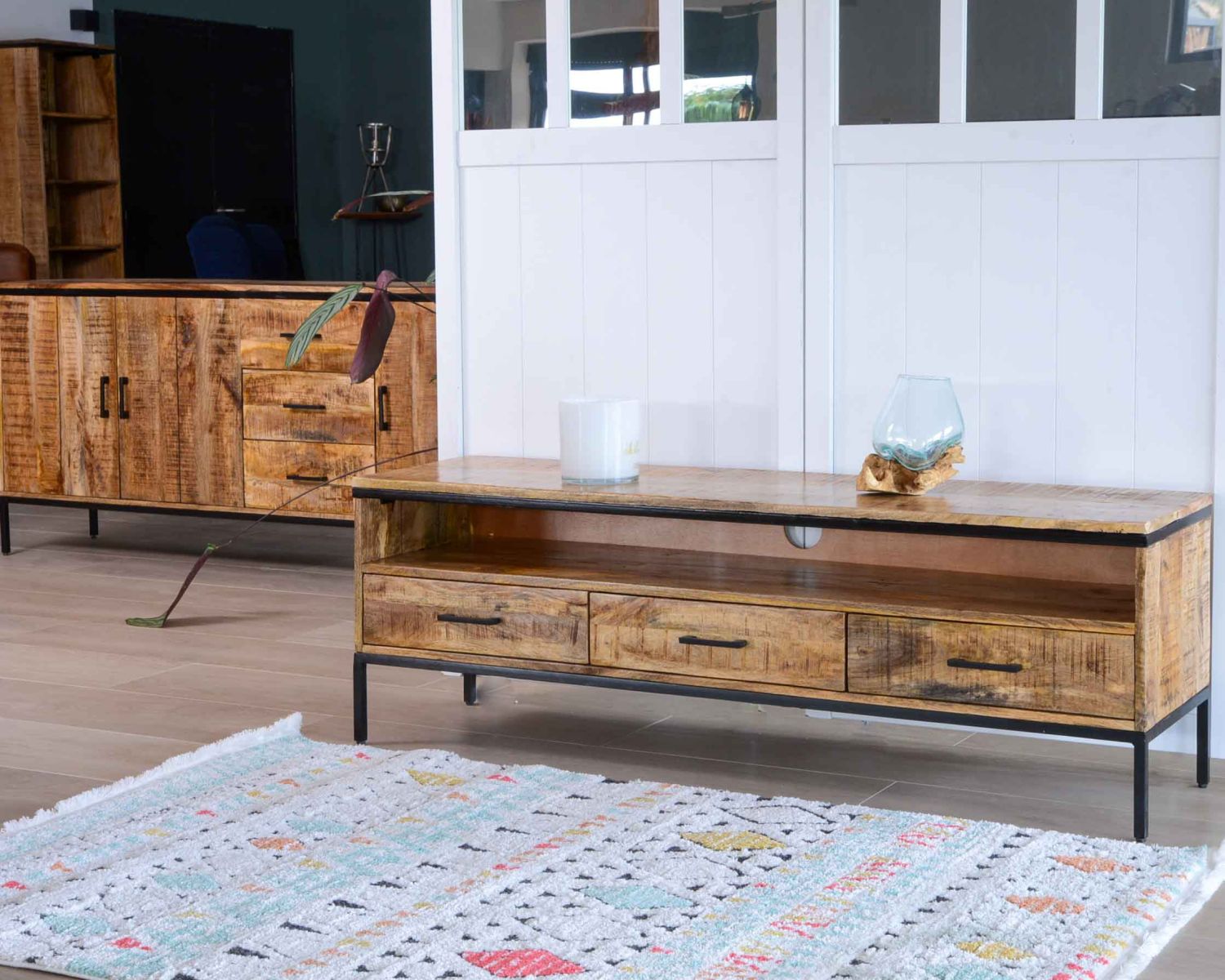 Mobile TV "Mango" in legno massiccio di mango e metallo in stile elegante 