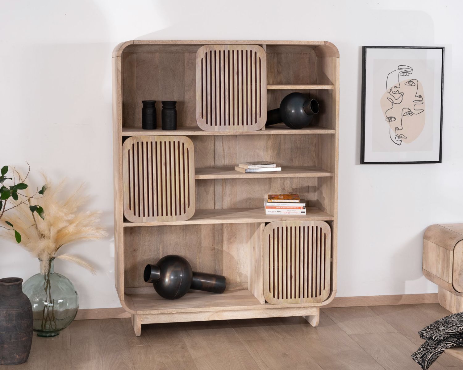 Libreria "Jappy" in puro legno di mango con ante scorrevoli traforate