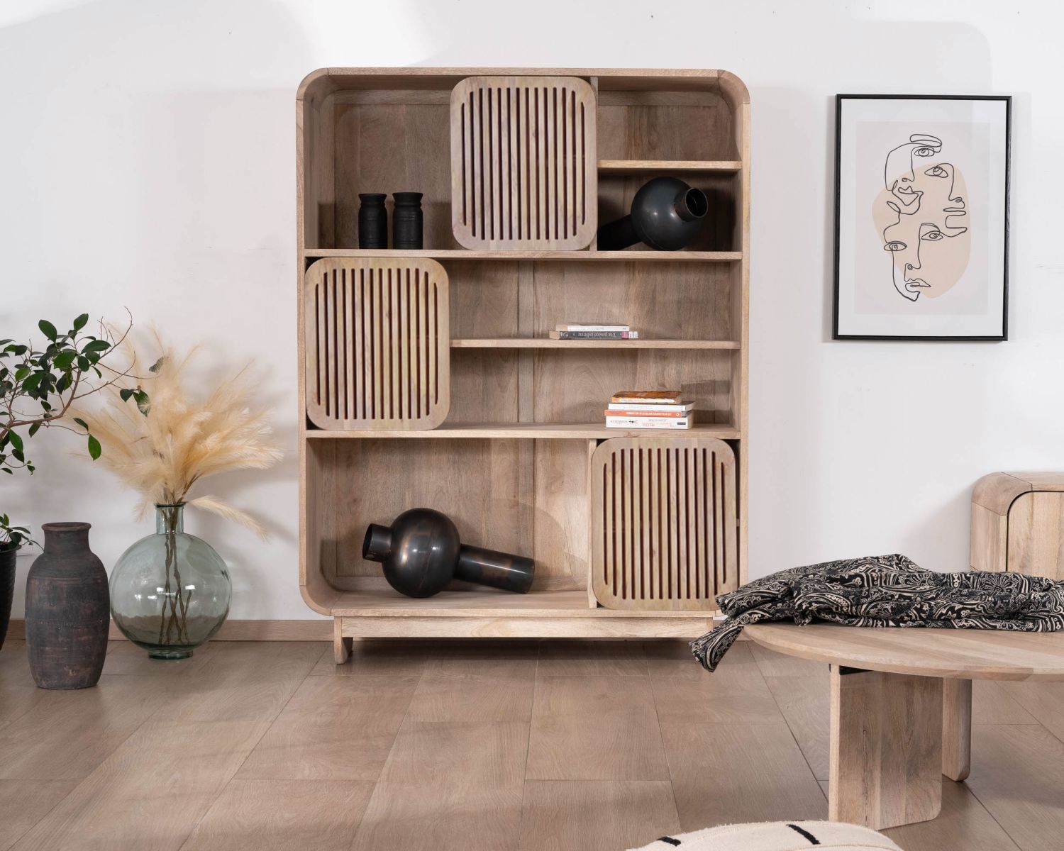 Libreria "Jappy" in puro legno di mango con ante scorrevoli traforate