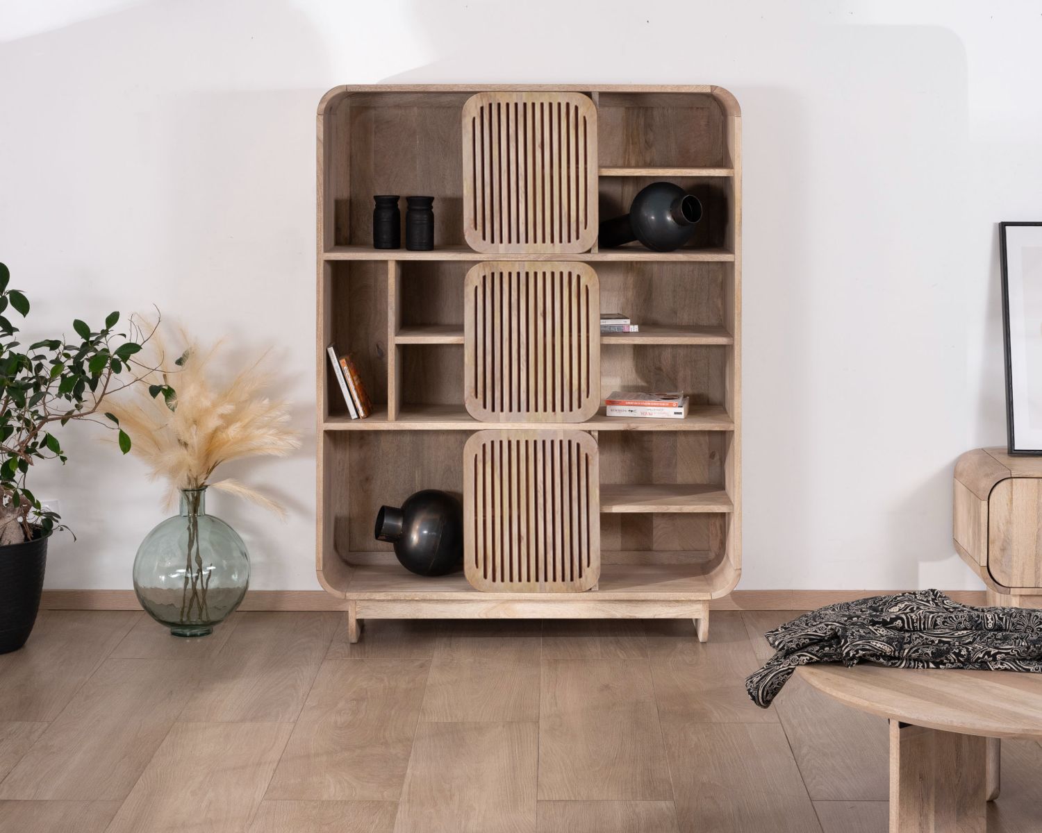 Libreria "Jappy" in puro legno di mango con ante scorrevoli traforate