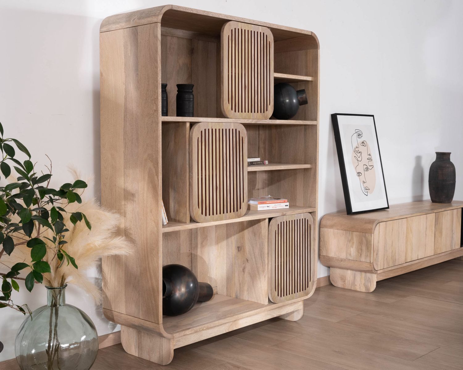 Libreria "Jappy" in puro legno di mango con ante scorrevoli traforate