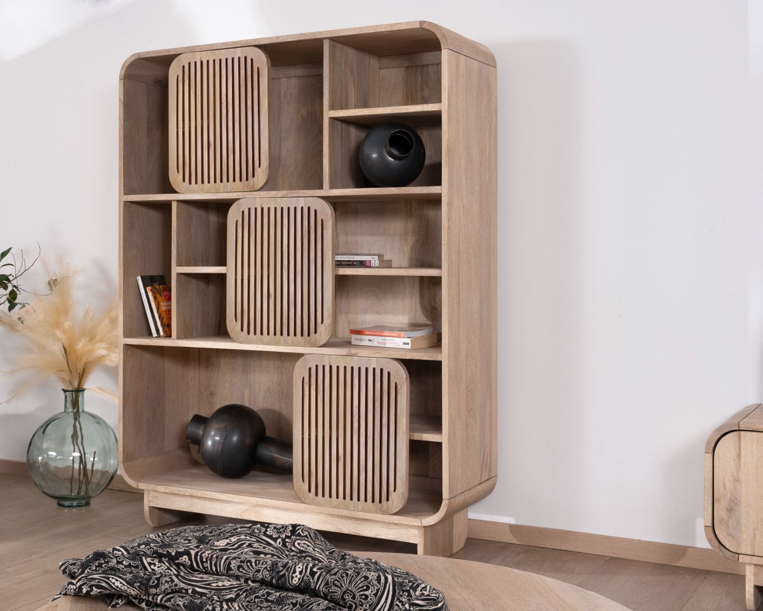 Libreria "Jappy" in puro legno di mango con ante scorrevoli traforate