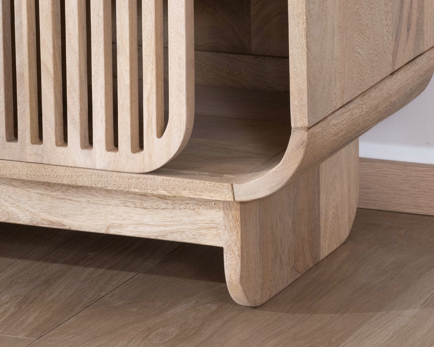 Libreria "Jappy" in puro legno di mango con ante scorrevoli traforate