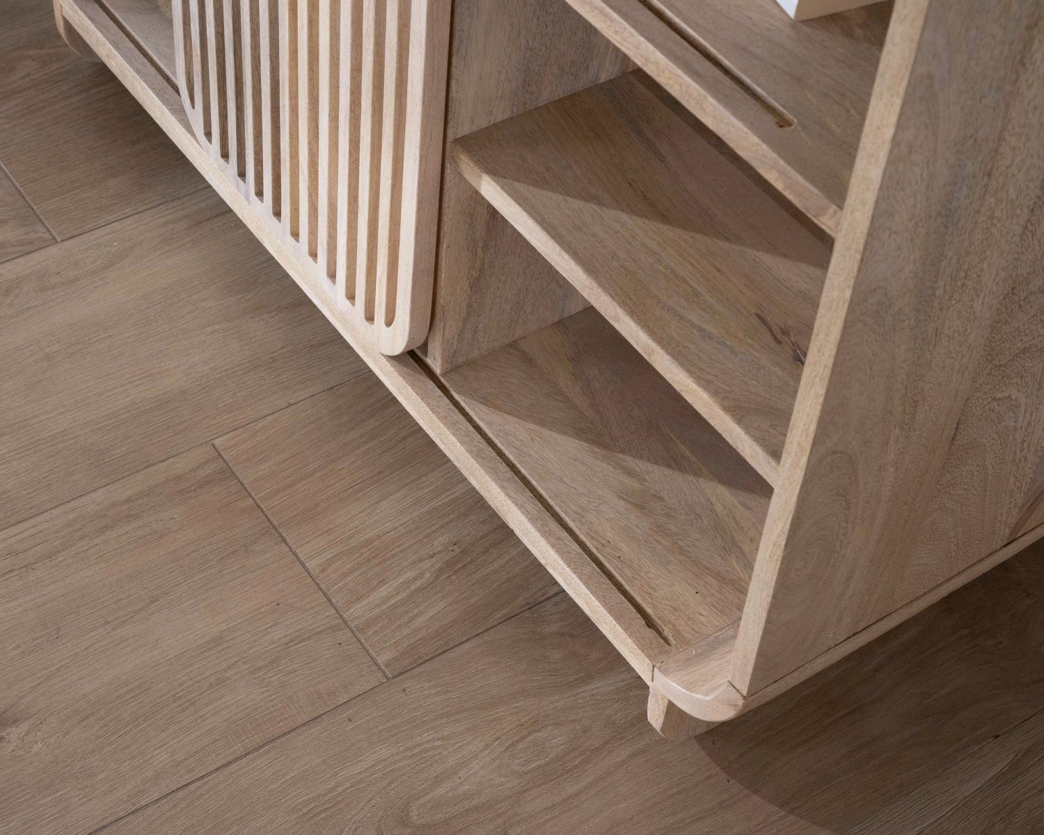 Libreria "Jappy" in puro legno di mango con ante scorrevoli traforate