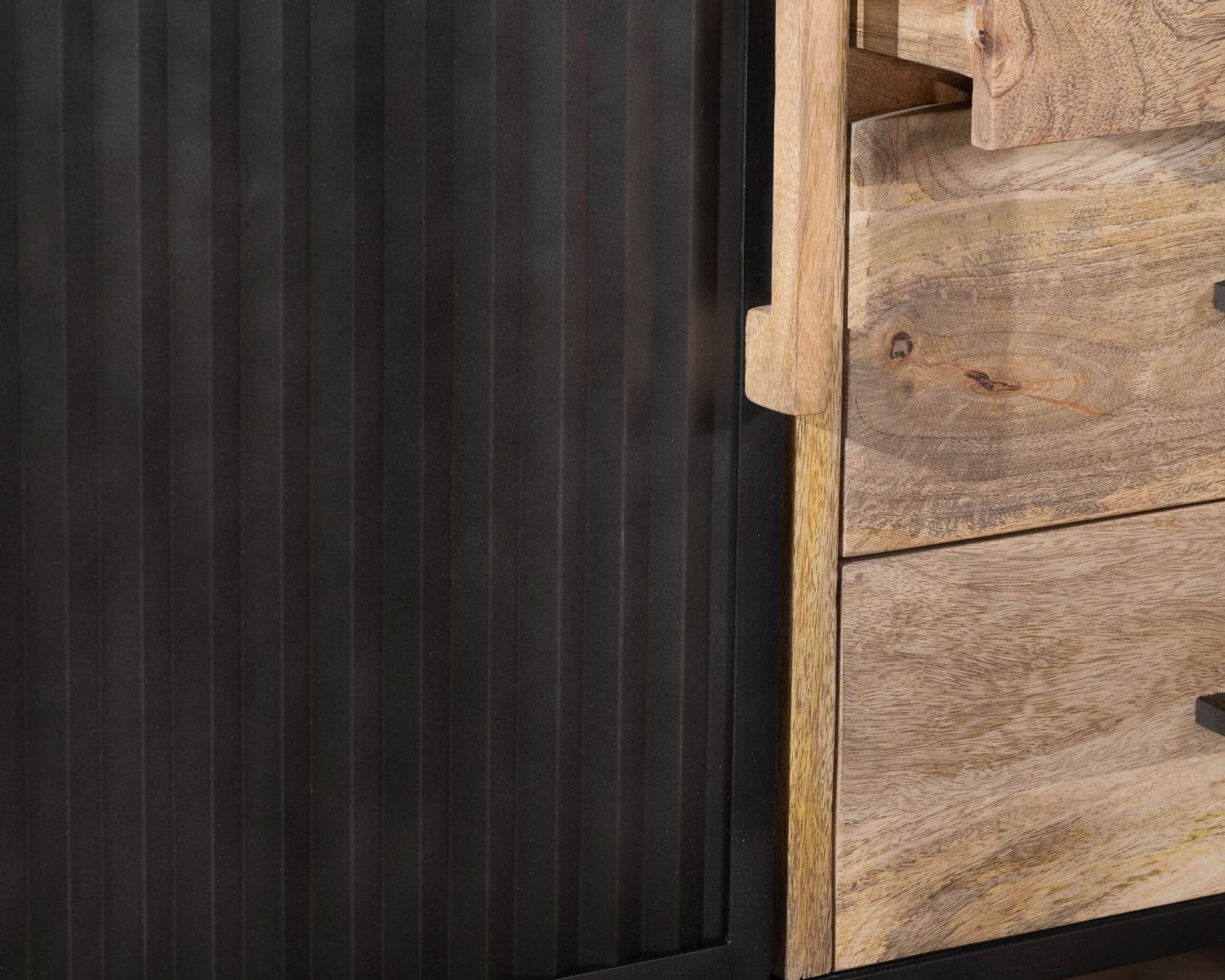 Madia "Kazag" da 160 cm con design in mango e metallo scanalato