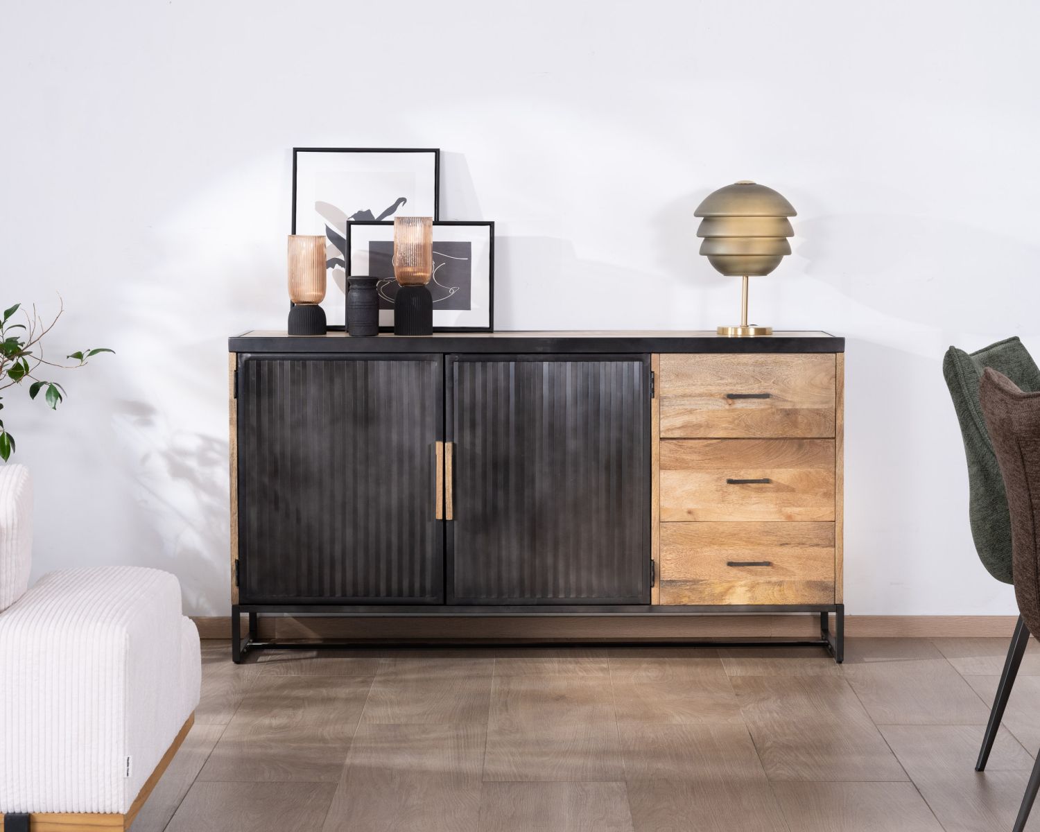 Madia "Kazag" da 160 cm con design in mango e metallo scanalato