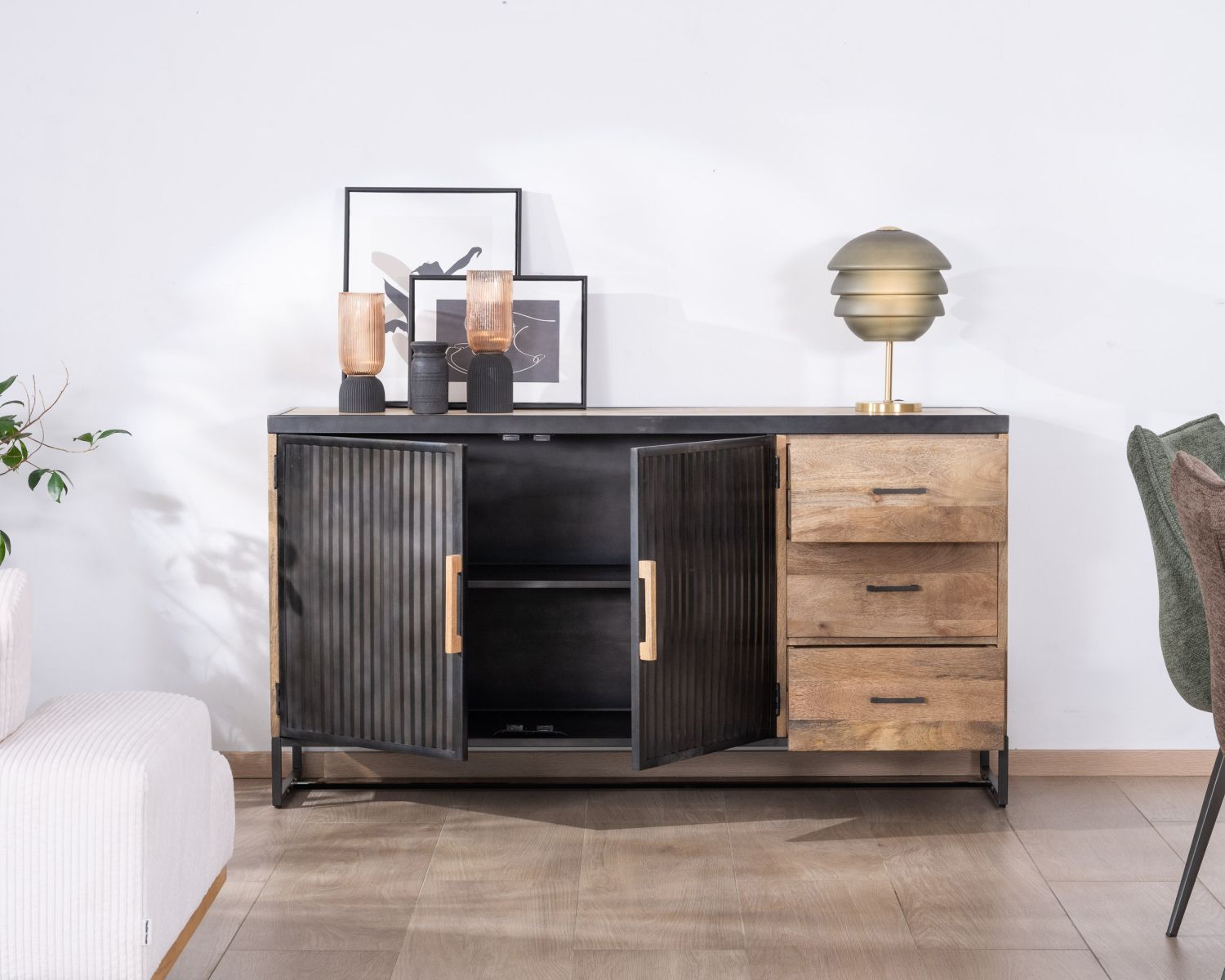 Madia "Kazag" da 160 cm con design in mango e metallo scanalato