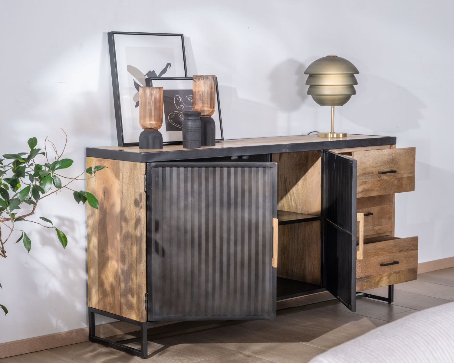 Madia "Kazag" da 160 cm con design in mango e metallo scanalato