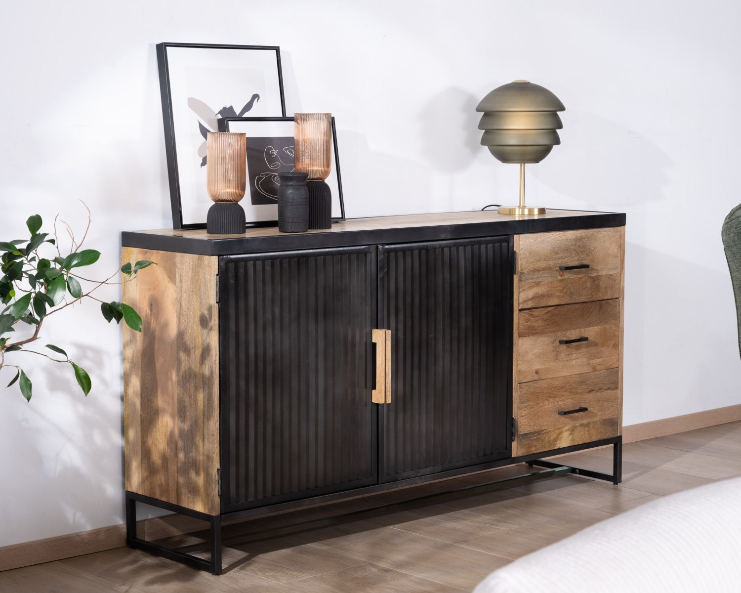 Madia "Kazag" da 160 cm con design in mango e metallo scanalato