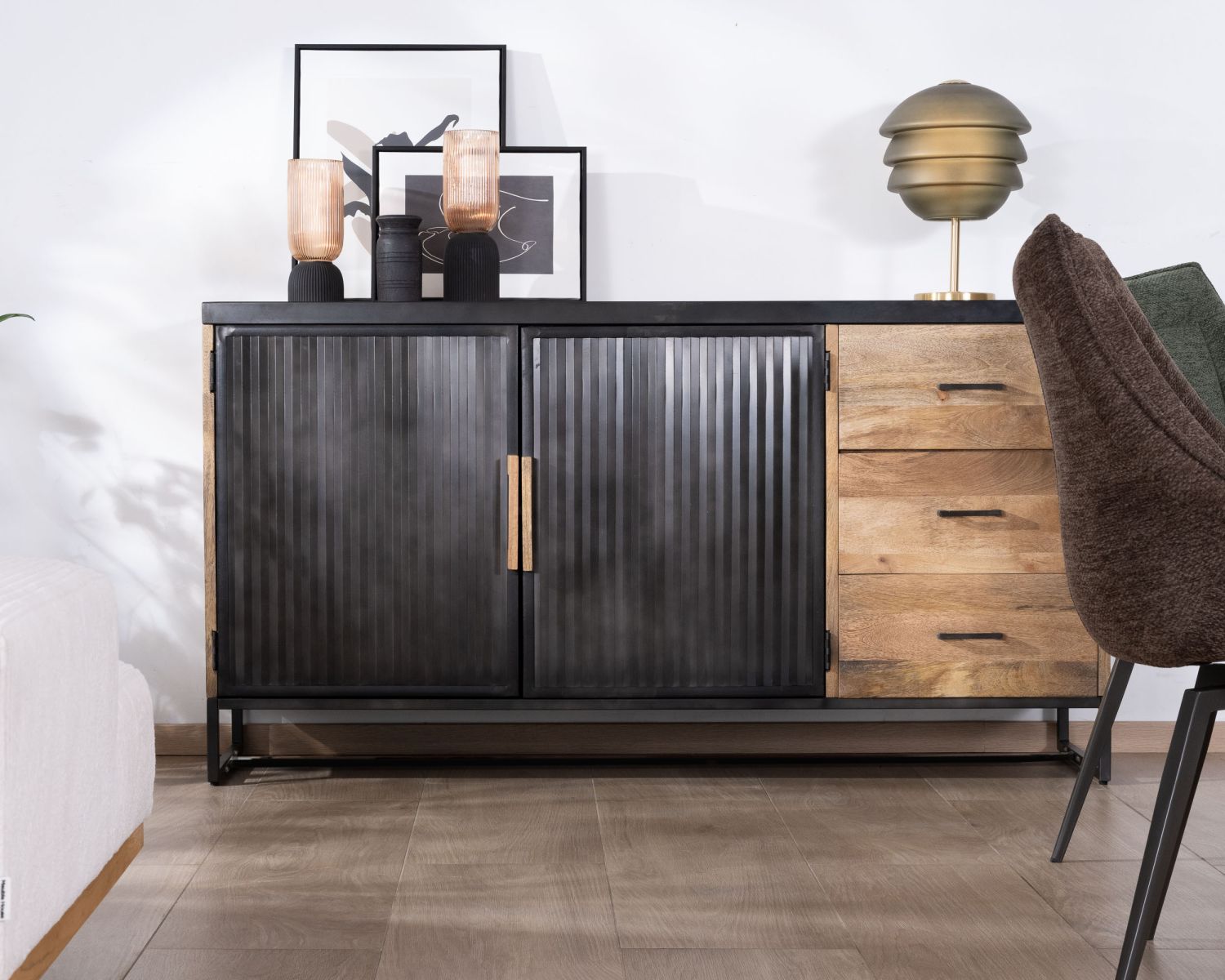 Madia "Kazag" da 160 cm con design in mango e metallo scanalato