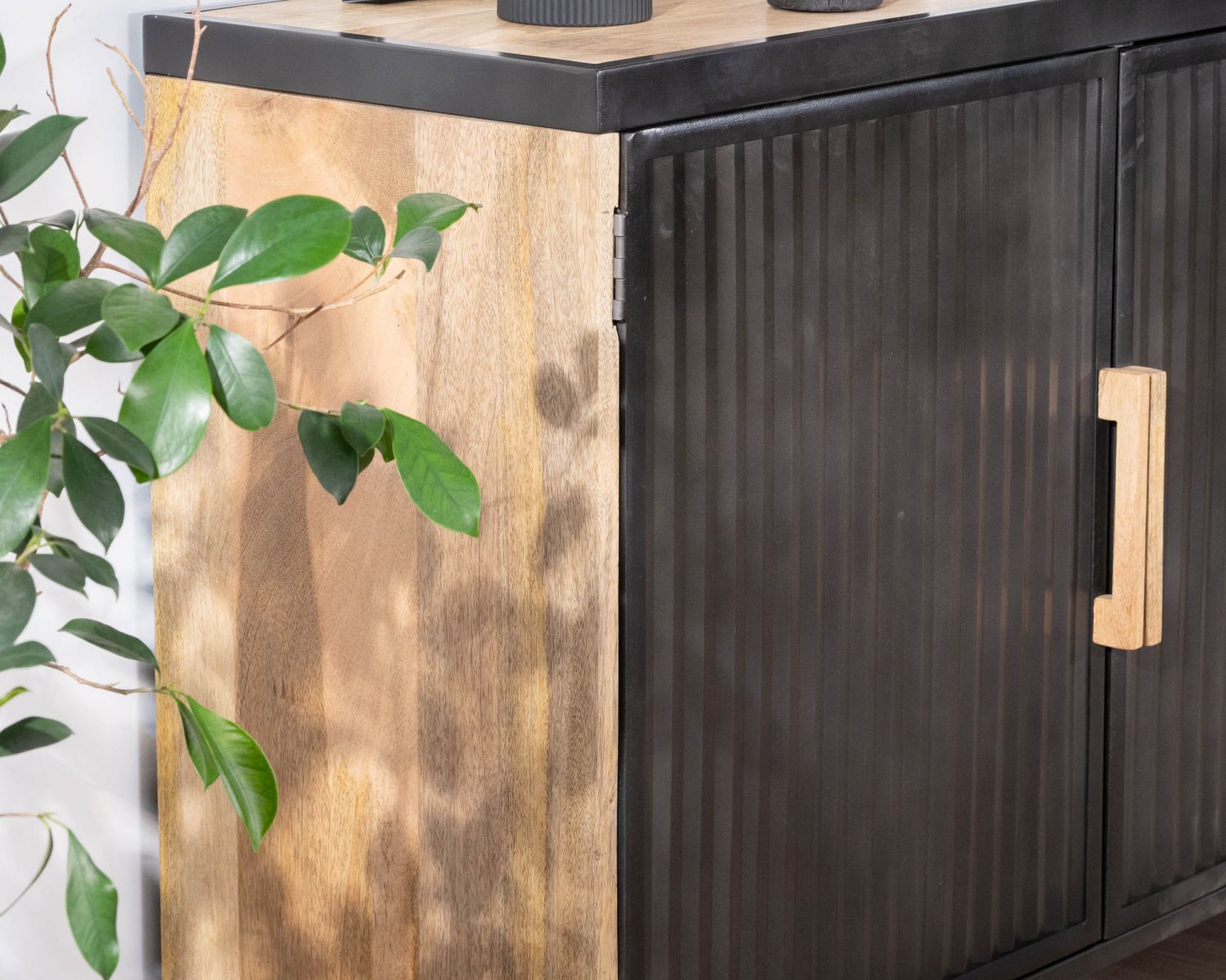 Madia "Kazag" da 160 cm con design in mango e metallo scanalato