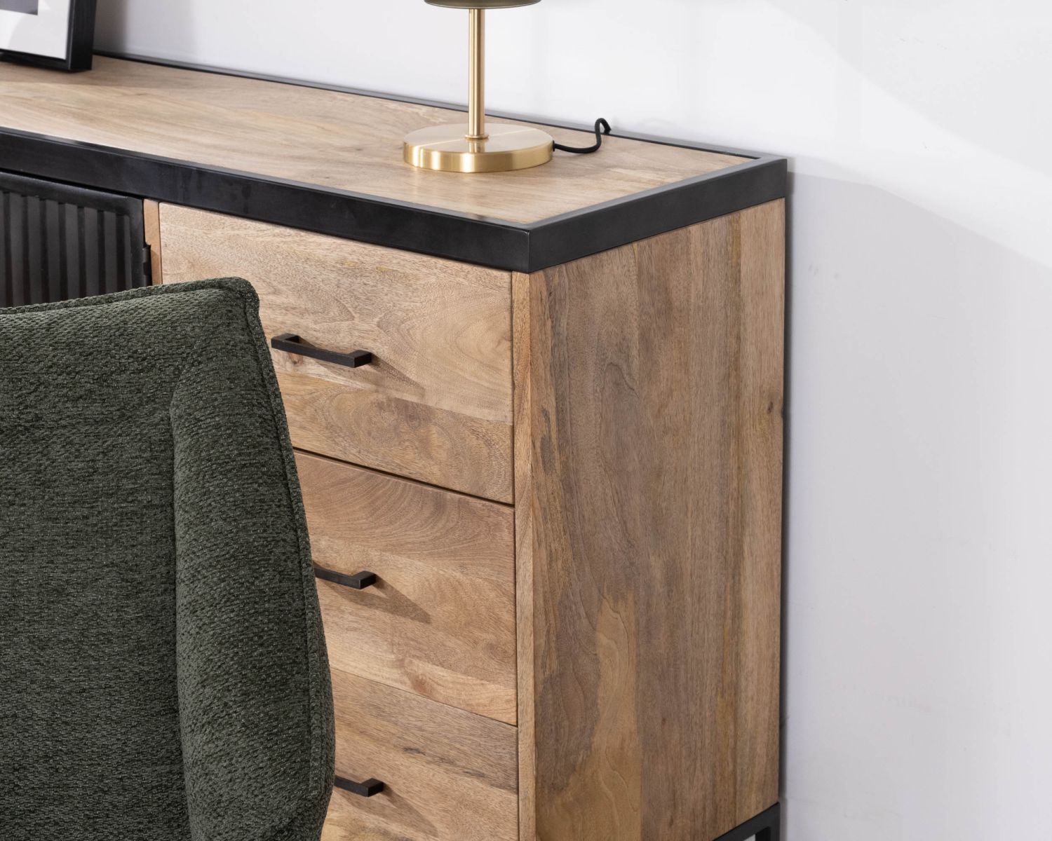 Madia "Kazag" da 160 cm con design in mango e metallo scanalato