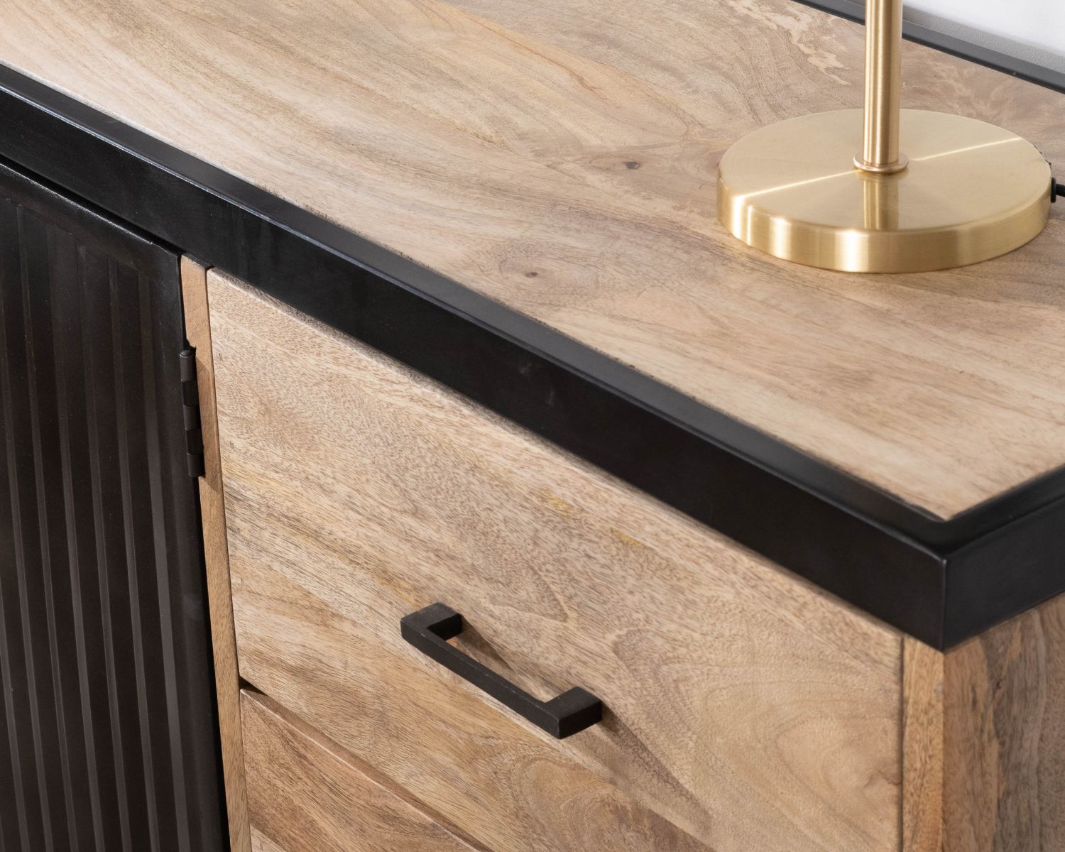 Madia "Kazag" da 160 cm con design in mango e metallo scanalato