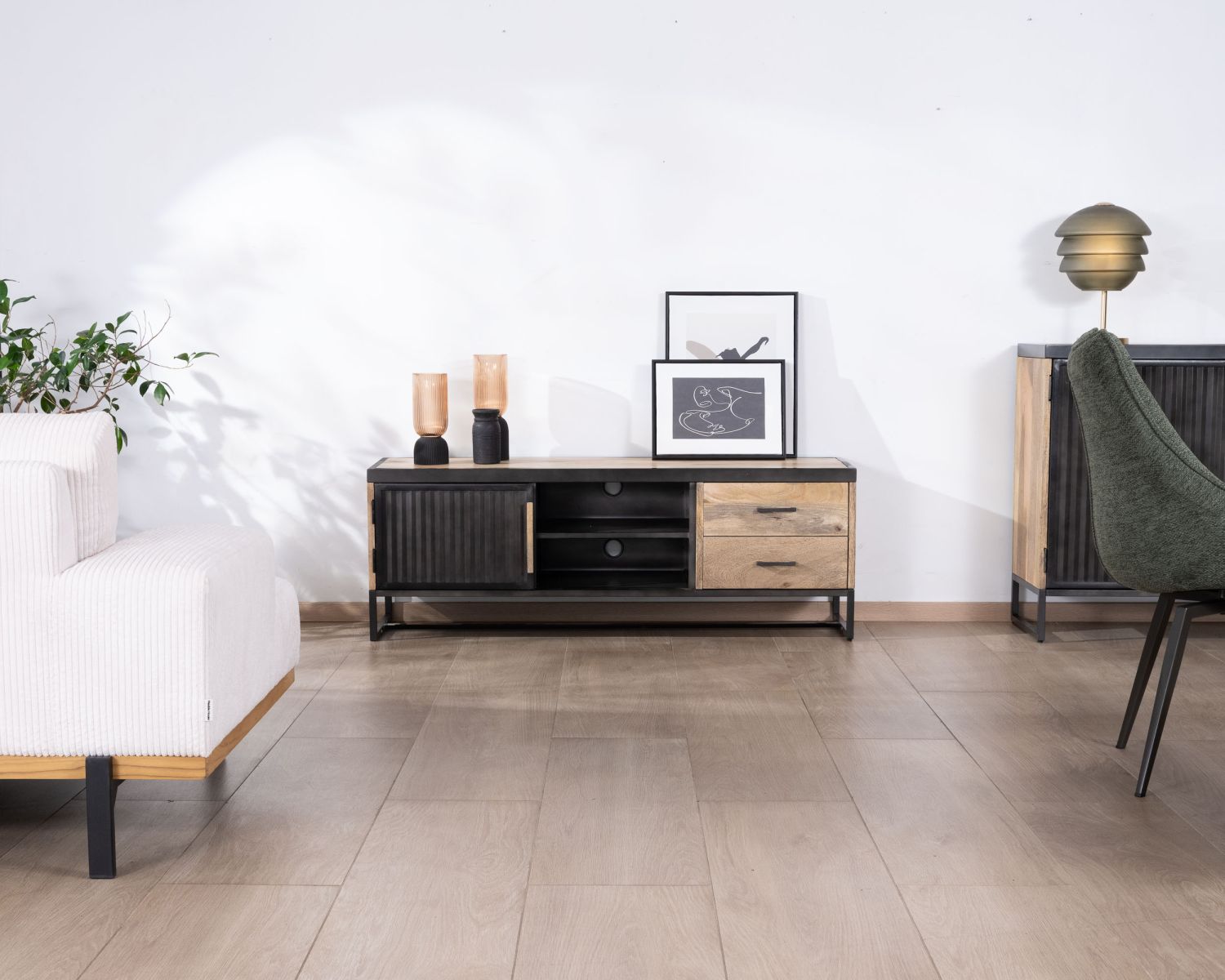 Porta TV "Kazag" 140 cm in metallo scanalato e mango