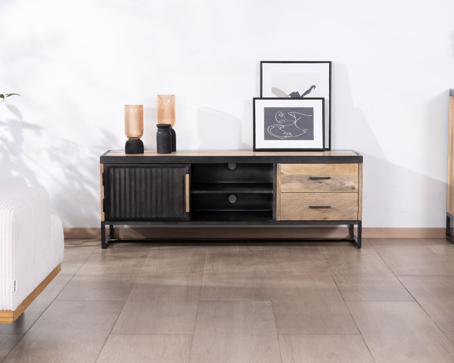 Porta TV "Kazag" 140 cm in metallo scanalato e mango