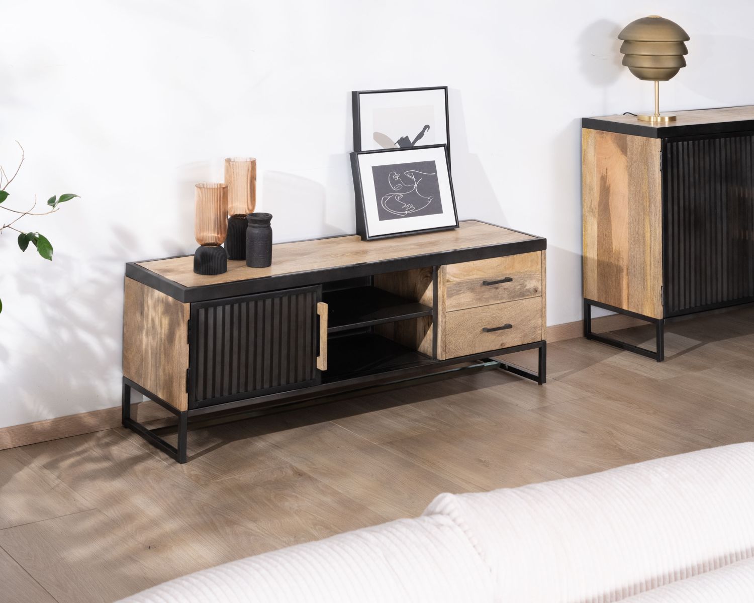 Porta TV "Kazag" 140 cm in metallo scanalato e mango