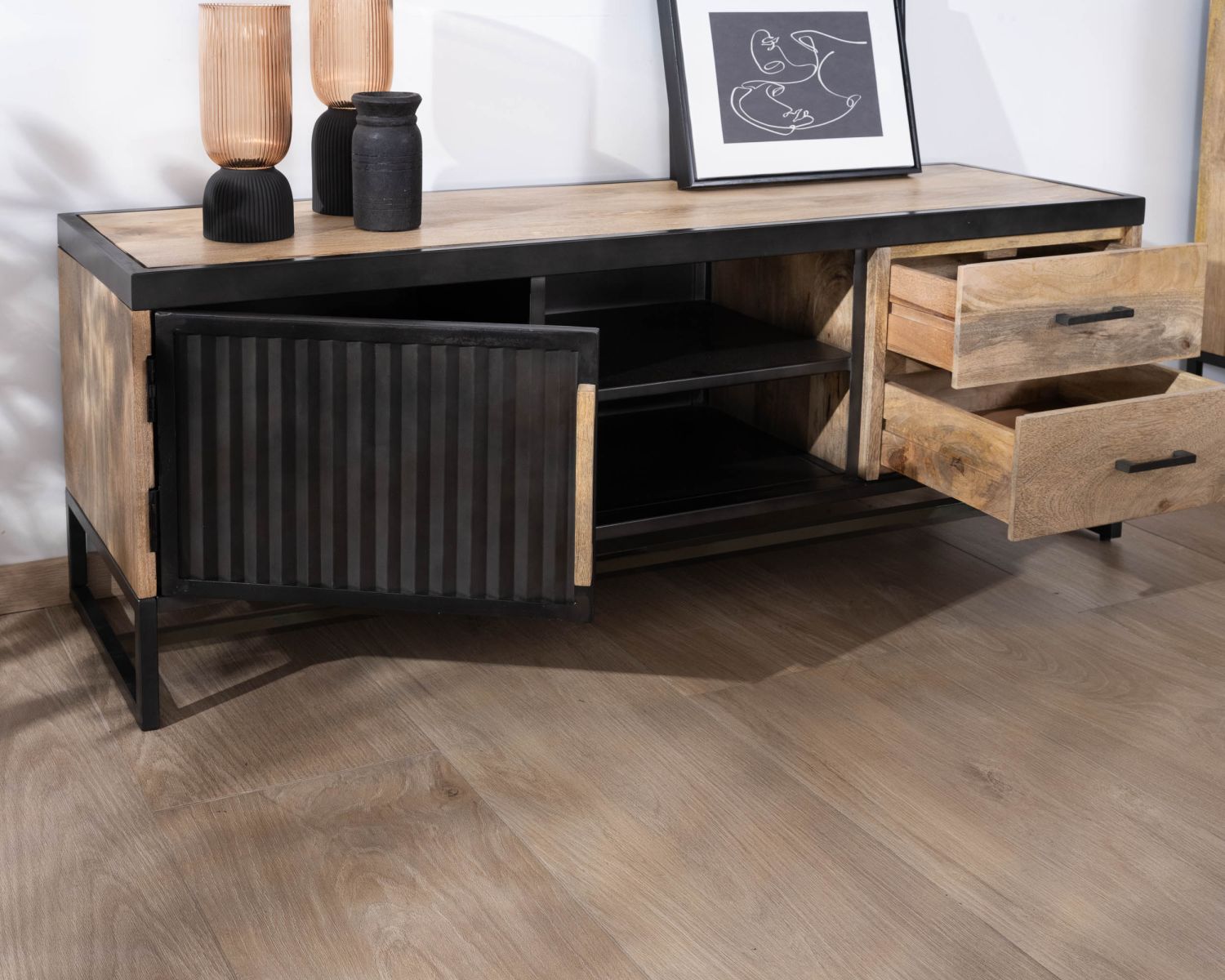 Porta TV "Kazag" 140 cm in metallo scanalato e mango