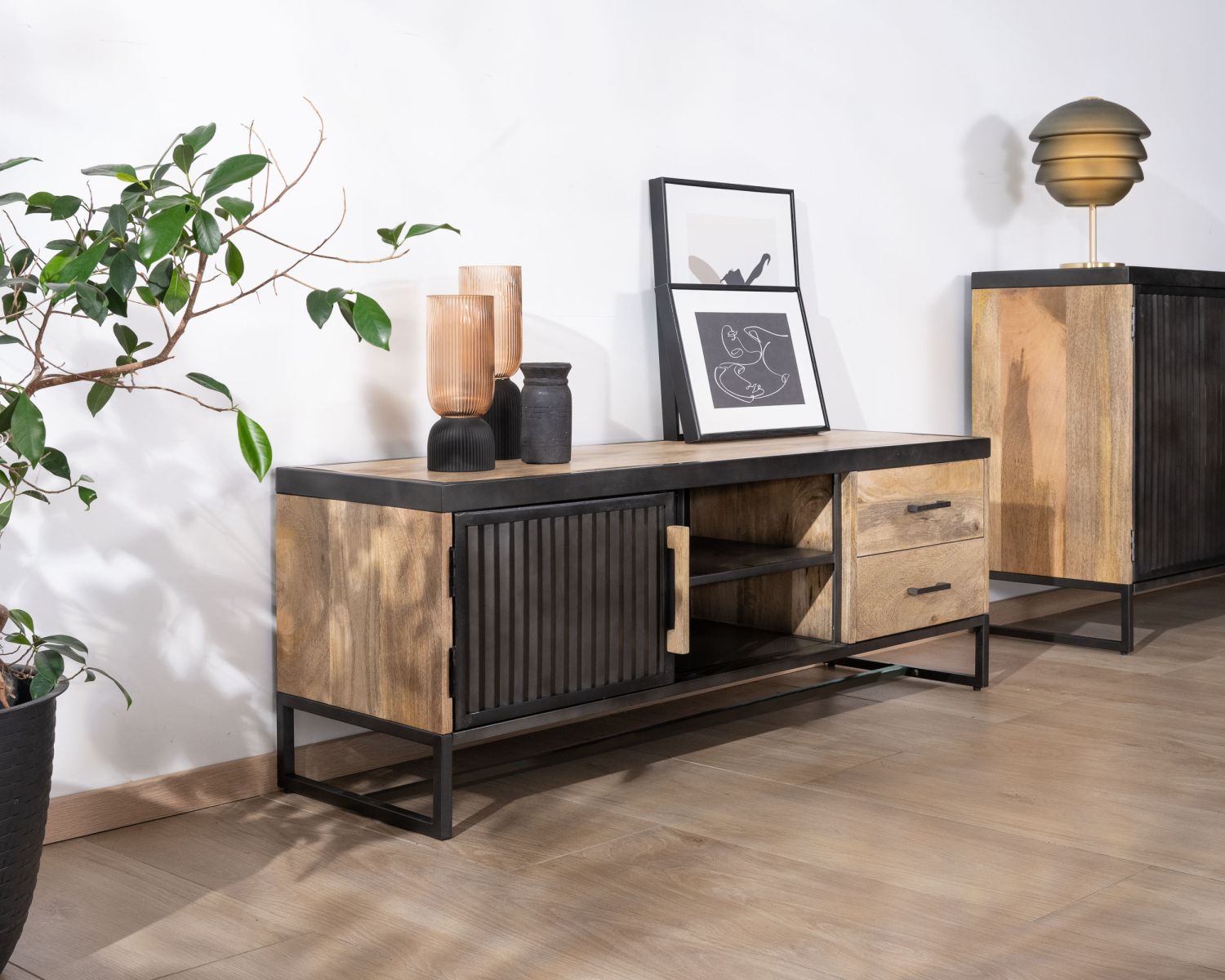 Porta TV "Kazag" 140 cm in metallo scanalato e mango