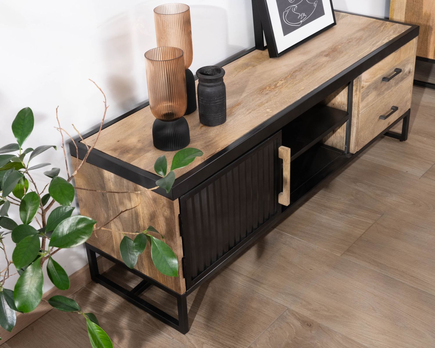 Porta TV "Kazag" 140 cm in metallo scanalato e mango