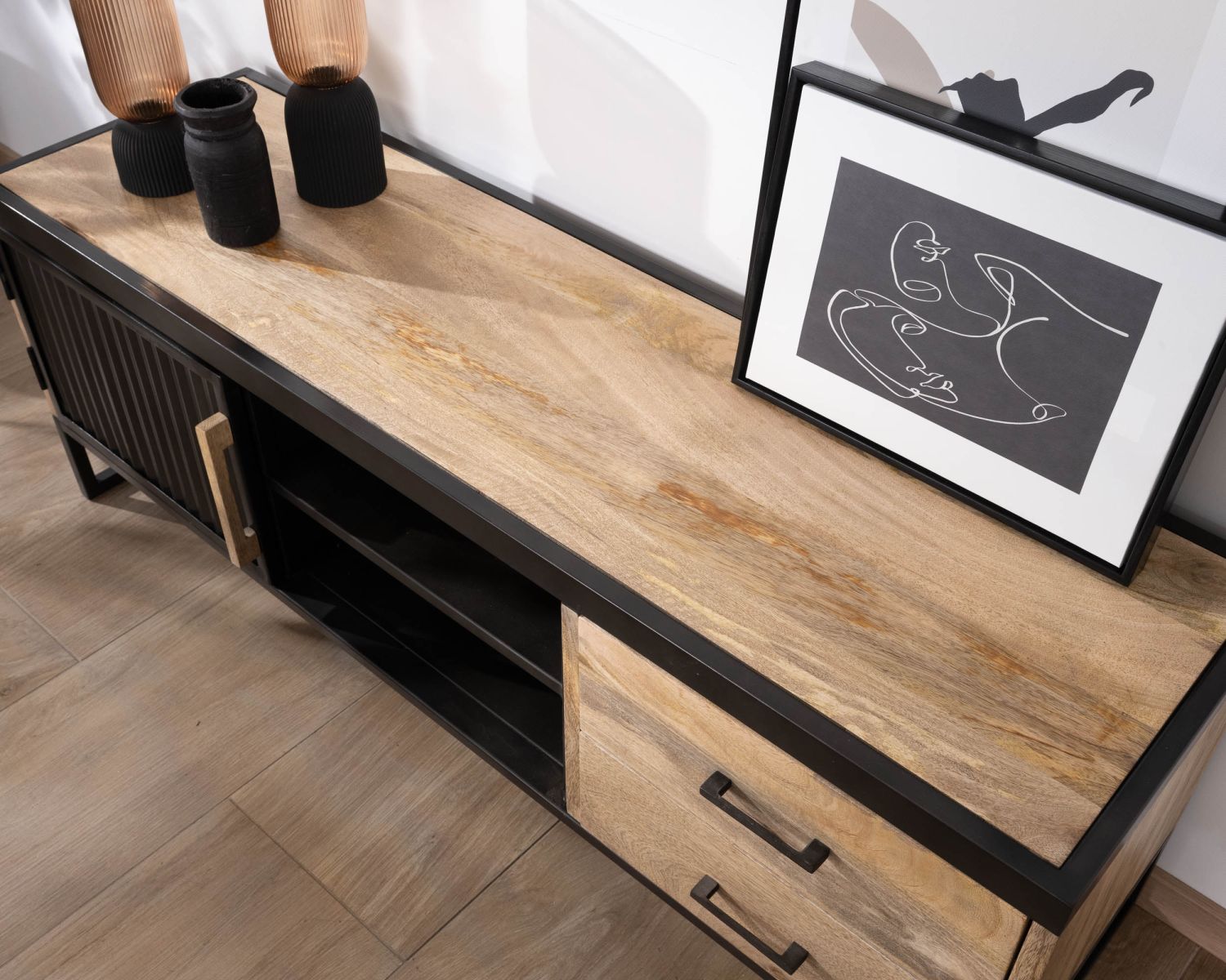 Porta TV "Kazag" 140 cm in metallo scanalato e mango