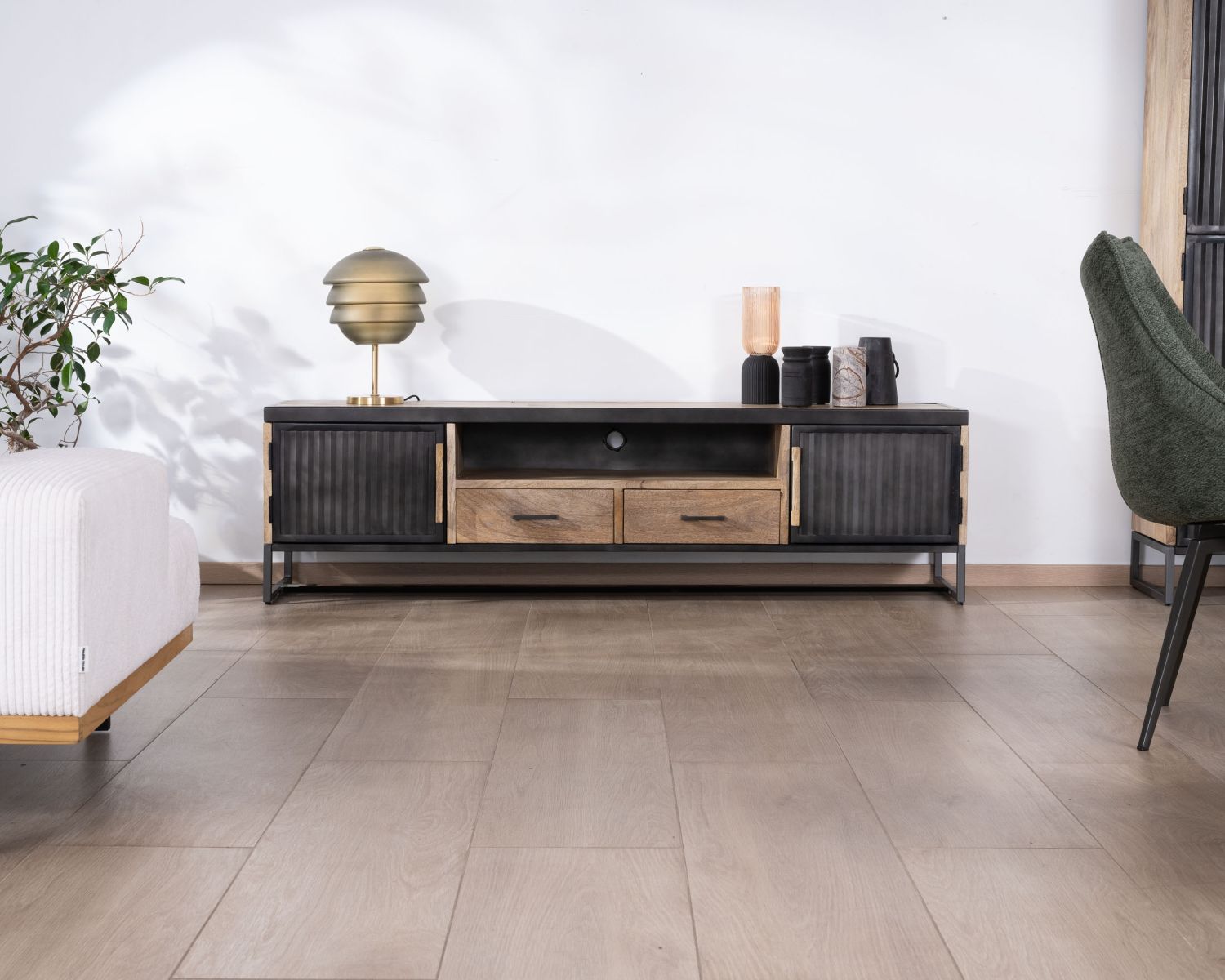 Grande panca TV da 180 cm in metallo scanalato e legno di mango "Kazag