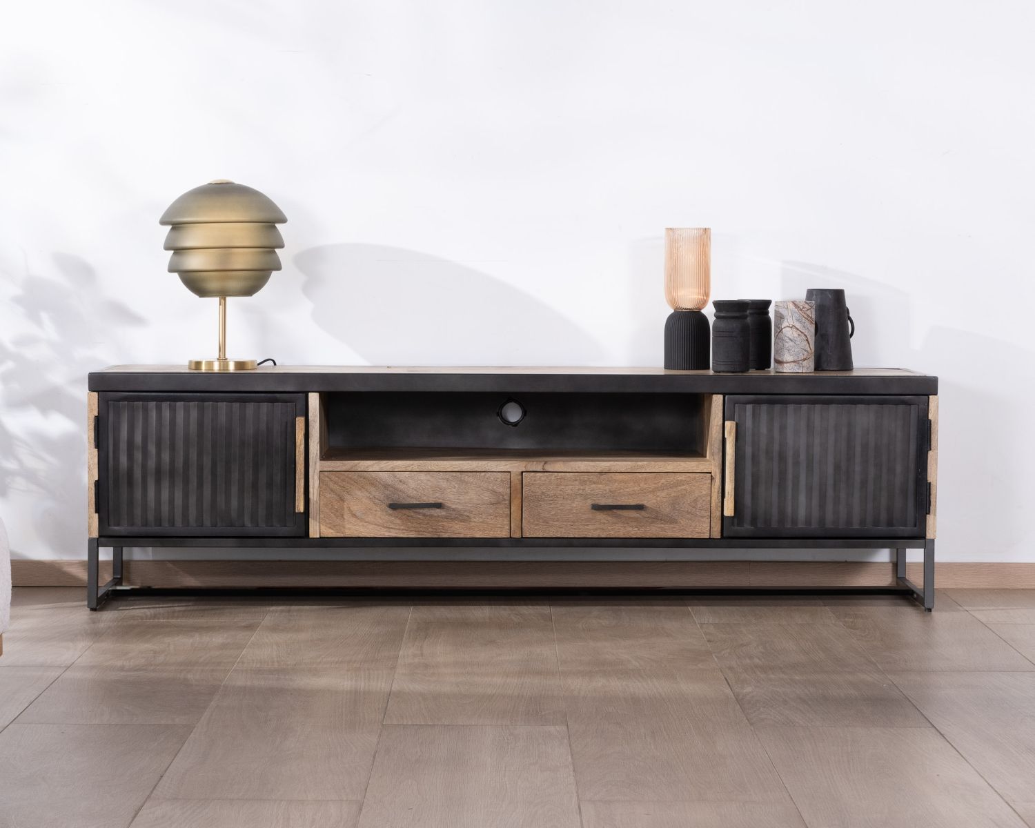 Grande panca TV da 180 cm in metallo scanalato e legno di mango "Kazag