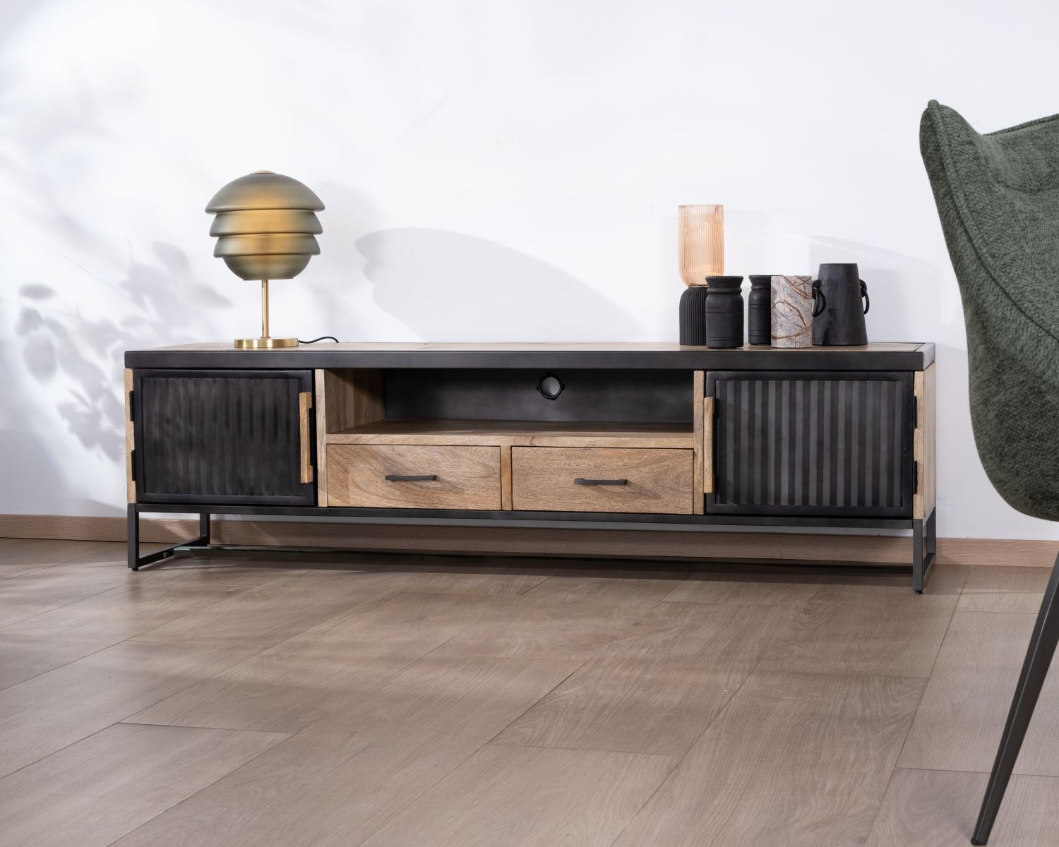 Grande panca TV da 180 cm in metallo scanalato e legno di mango "Kazag