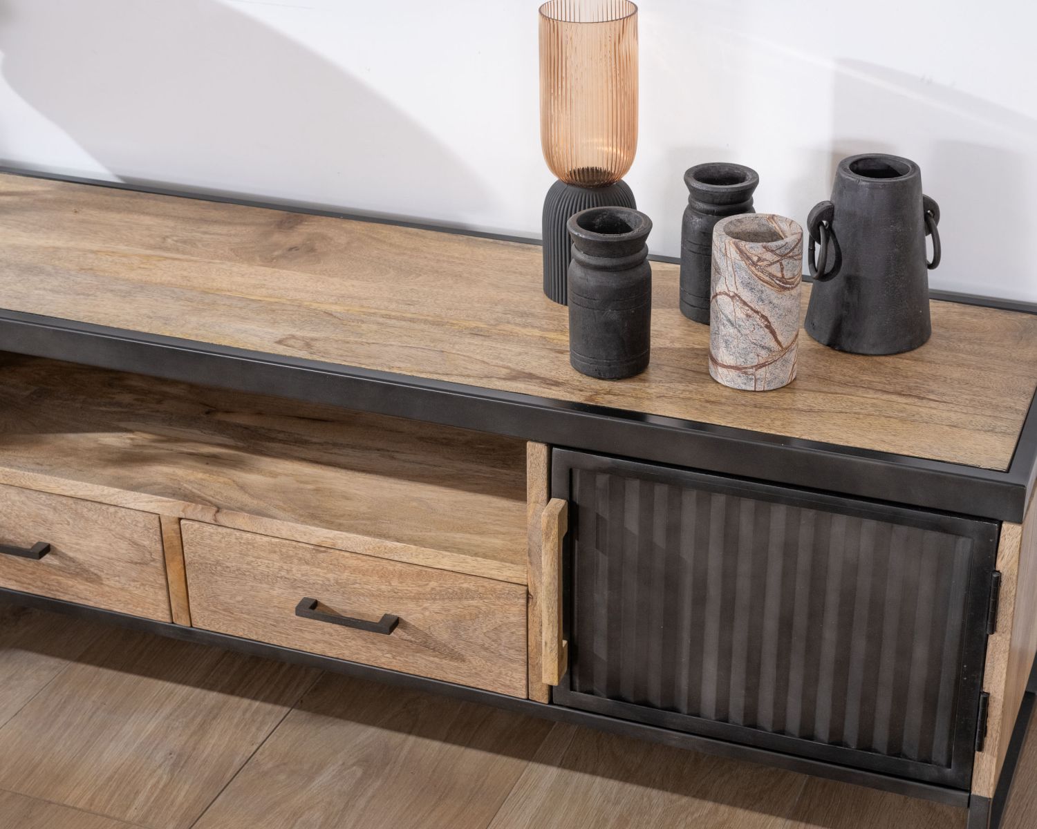 Grande panca TV da 180 cm in metallo scanalato e legno di mango "Kazag