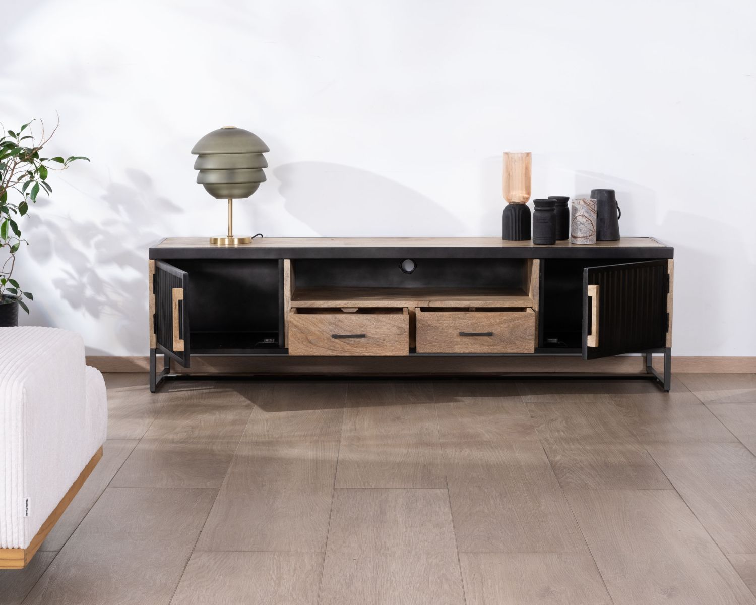 Grande panca TV da 180 cm in metallo scanalato e legno di mango "Kazag