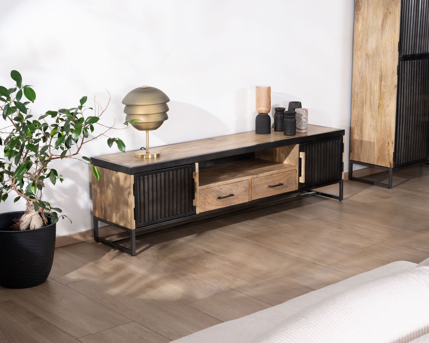 Grande panca TV da 180 cm in metallo scanalato e legno di mango "Kazag