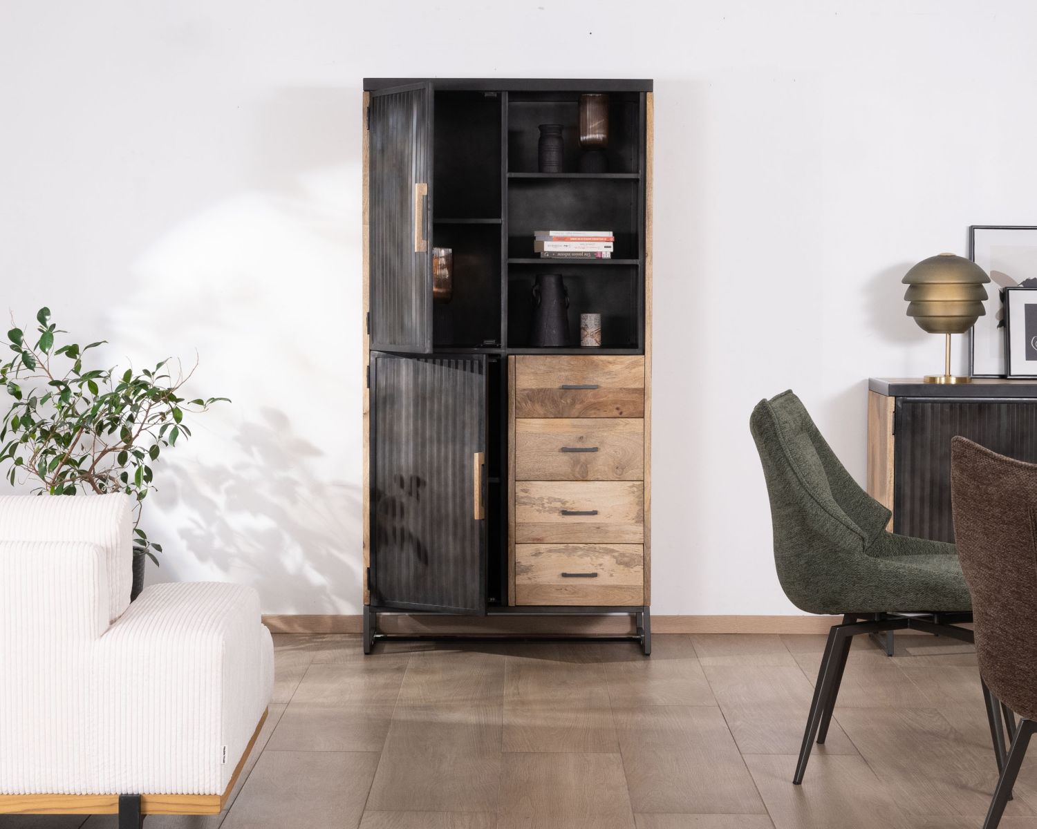 Piccolo mobile per porcellane in metallo scanalato nero e mango "Kazag