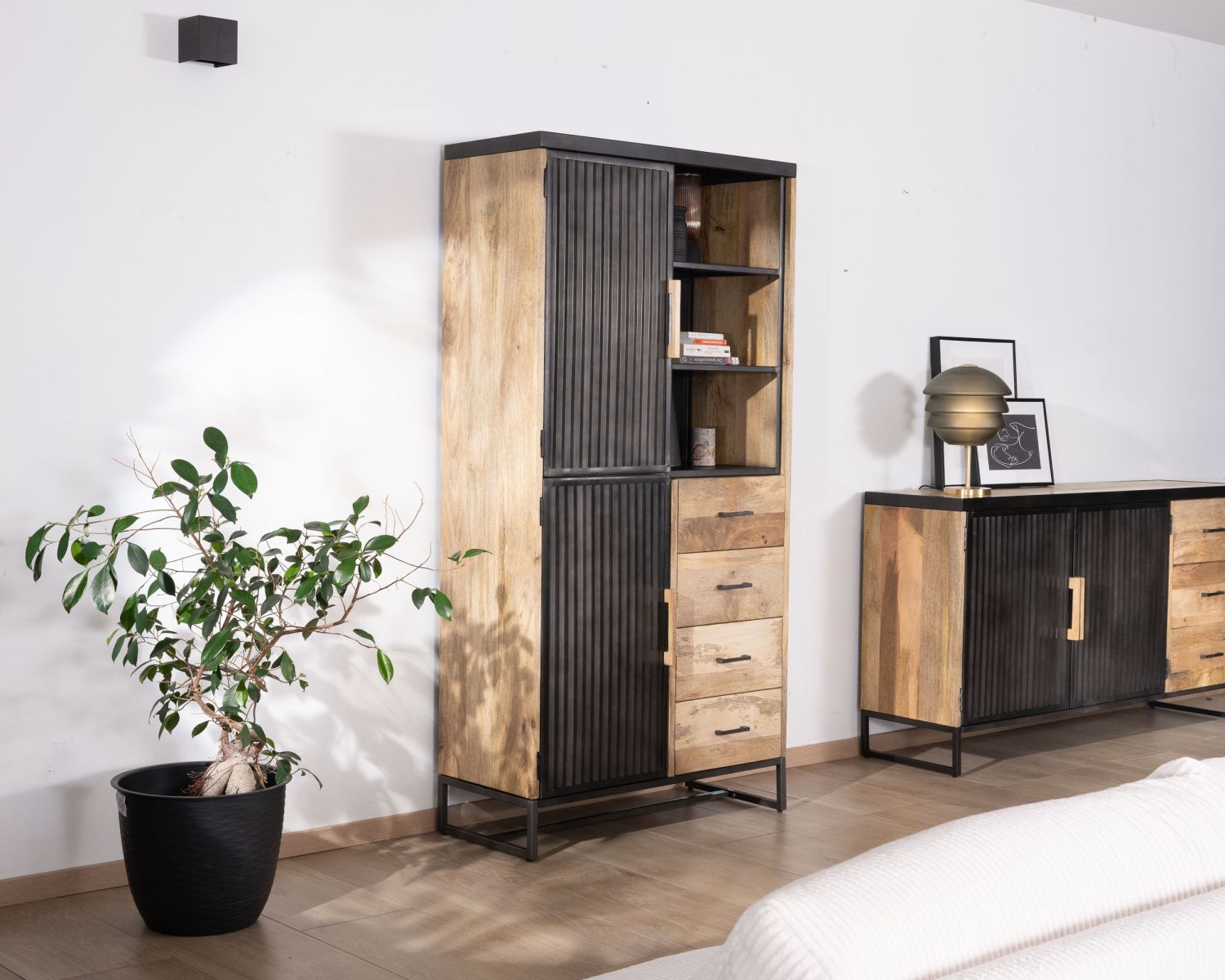 Piccolo mobile per porcellane in metallo scanalato nero e mango "Kazag