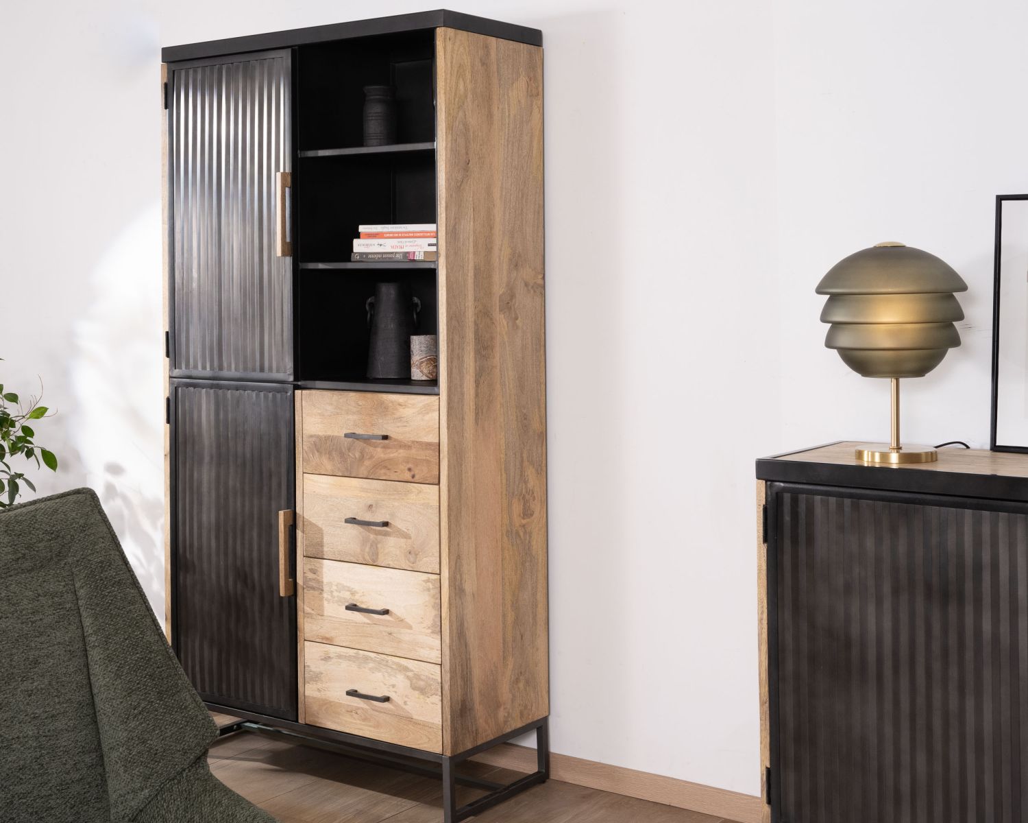 Piccolo mobile per porcellane in metallo scanalato nero e mango "Kazag