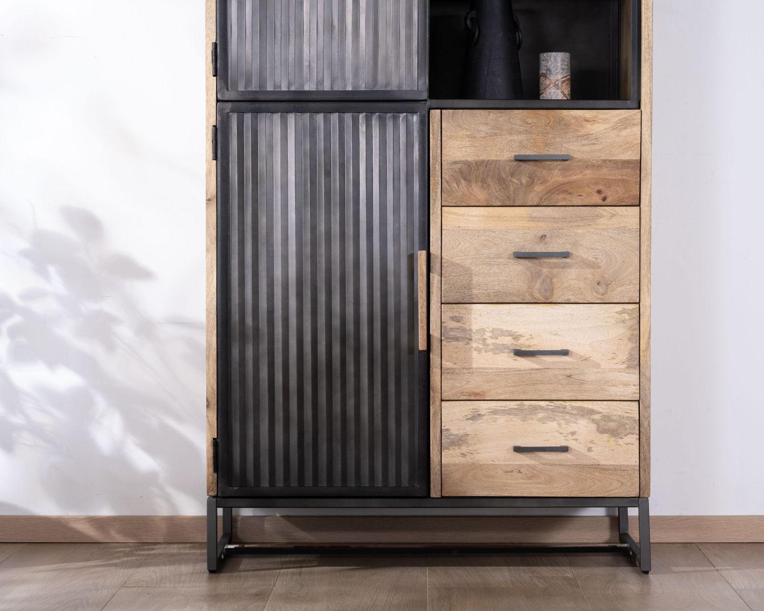 Piccolo mobile per porcellane in metallo scanalato nero e mango "Kazag