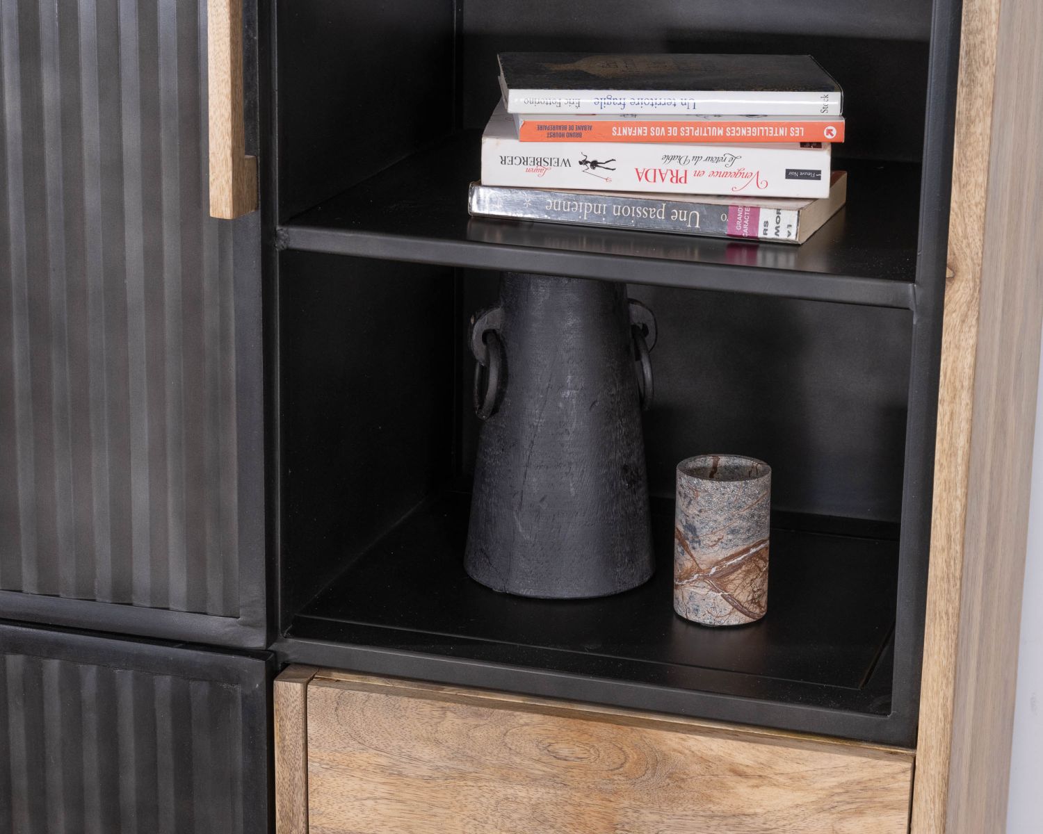 Piccolo mobile per porcellane in metallo scanalato nero e mango "Kazag