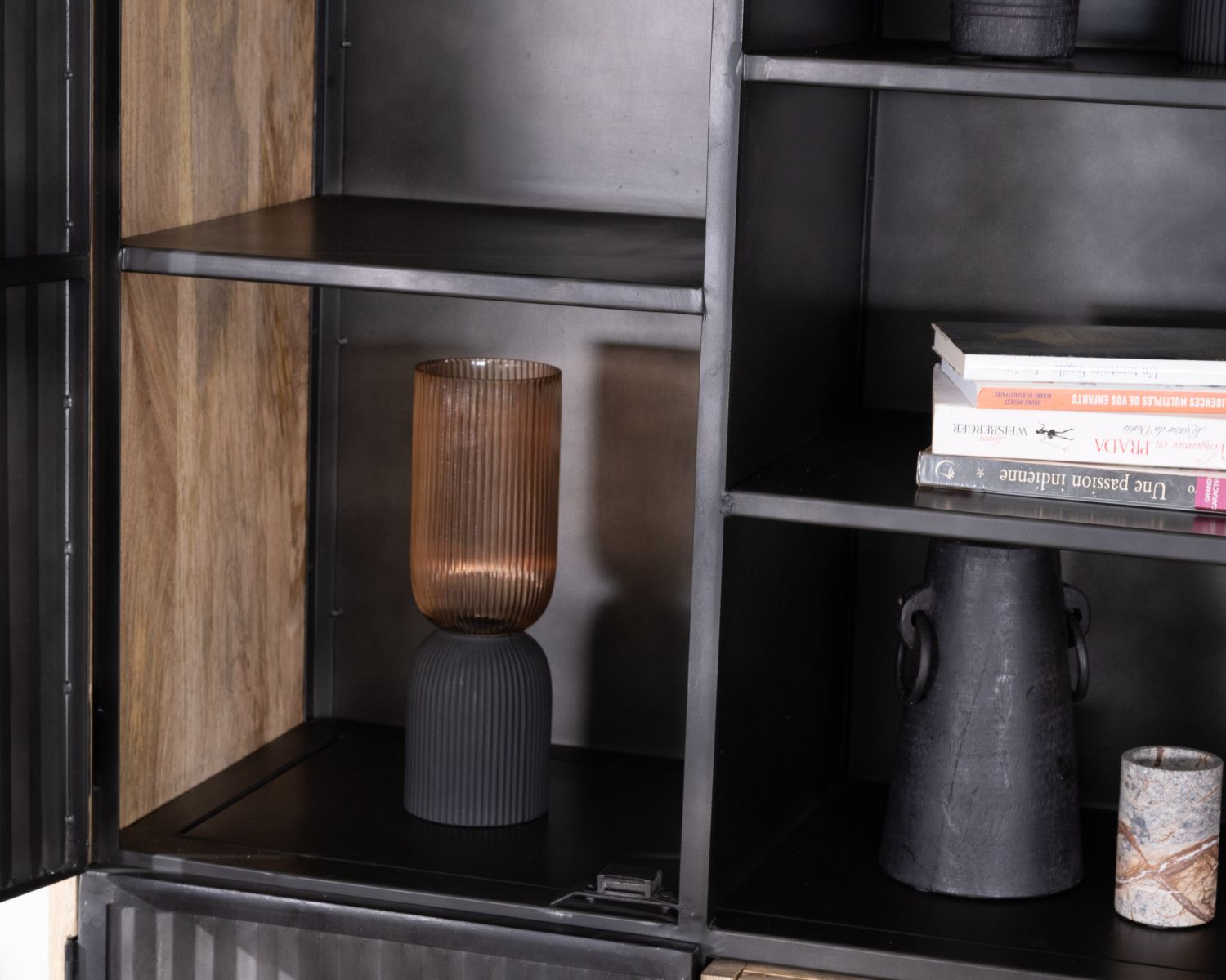 Piccolo mobile per porcellane in metallo scanalato nero e mango "Kazag