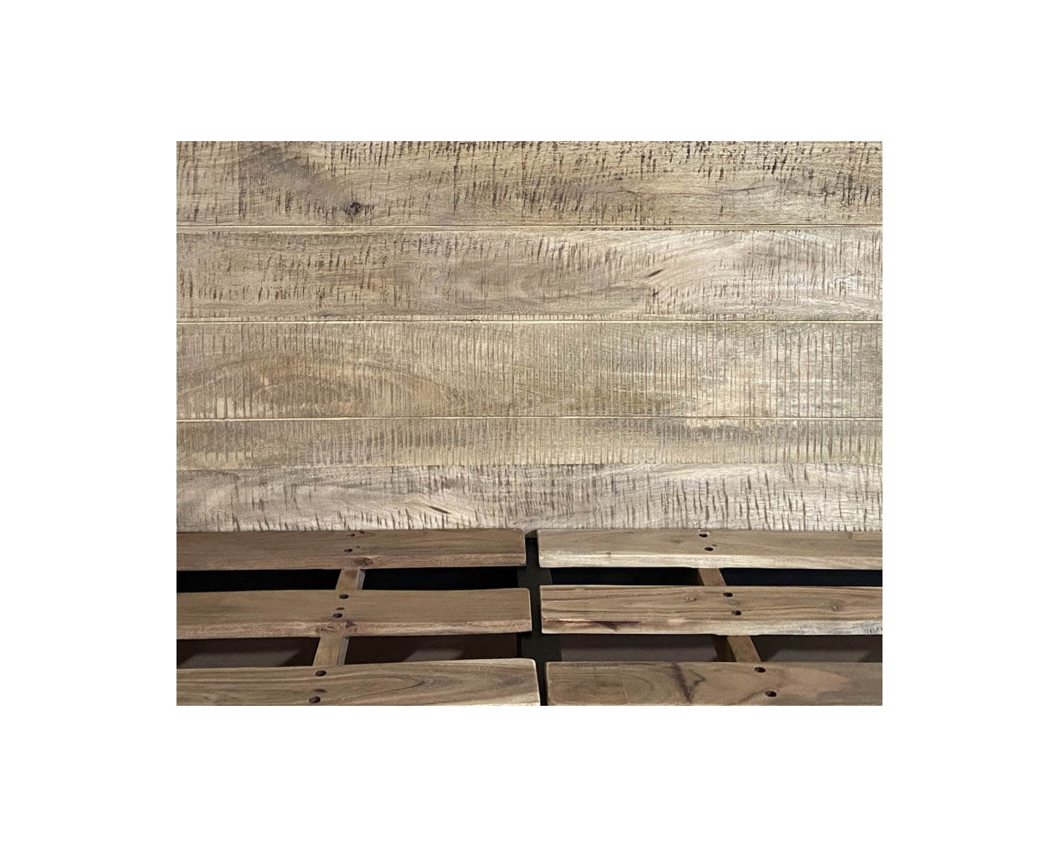 Letto king size in stile industriale "Atelier" in metallo nero e legno naturale