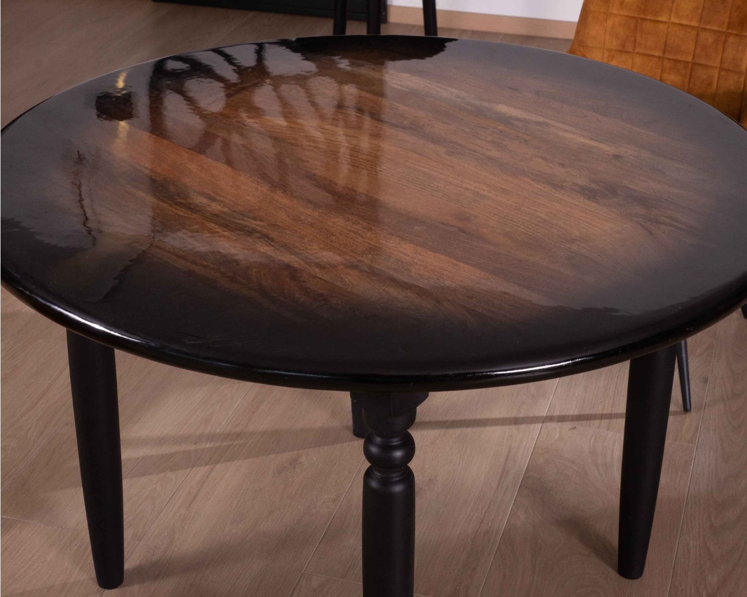 Tavolo da pranzo rotondo in legno laccato "Pop Vintage" bicolore 120 cm