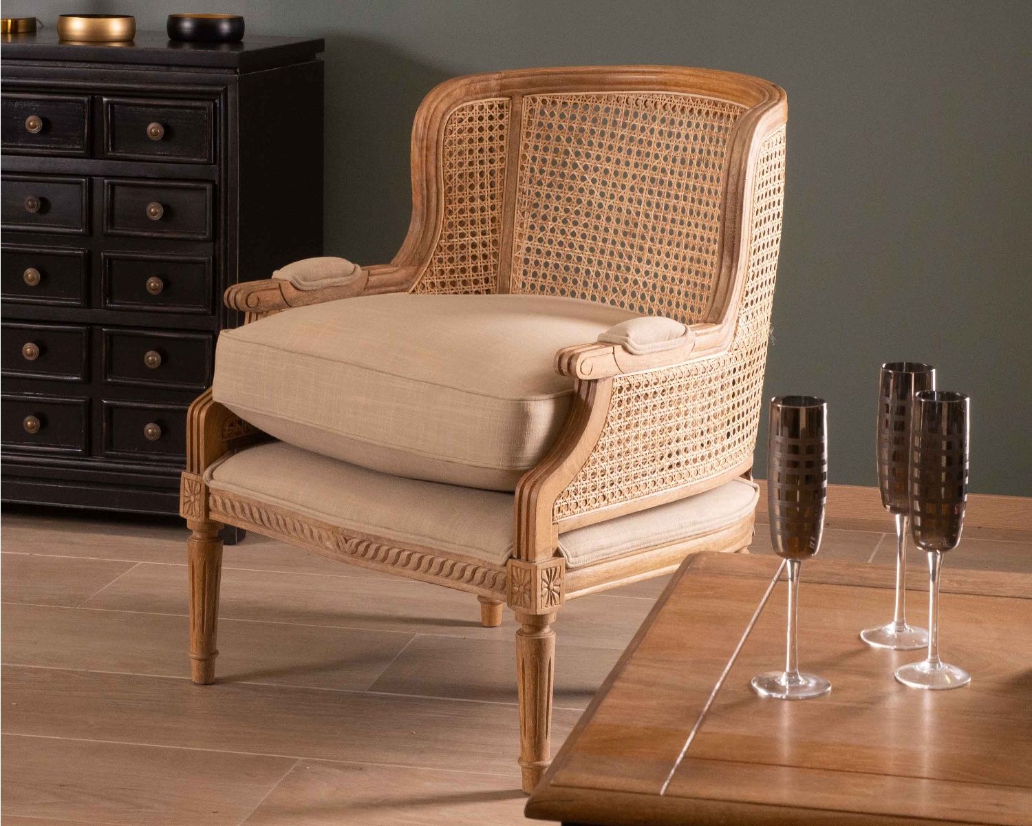 Poltrona vintage chic "Legacy" in canna e legno intagliato