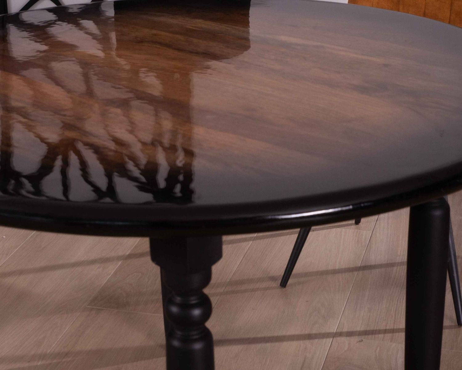 Tavolo da pranzo rotondo in legno laccato "Pop Vintage" bicolore 120 cm