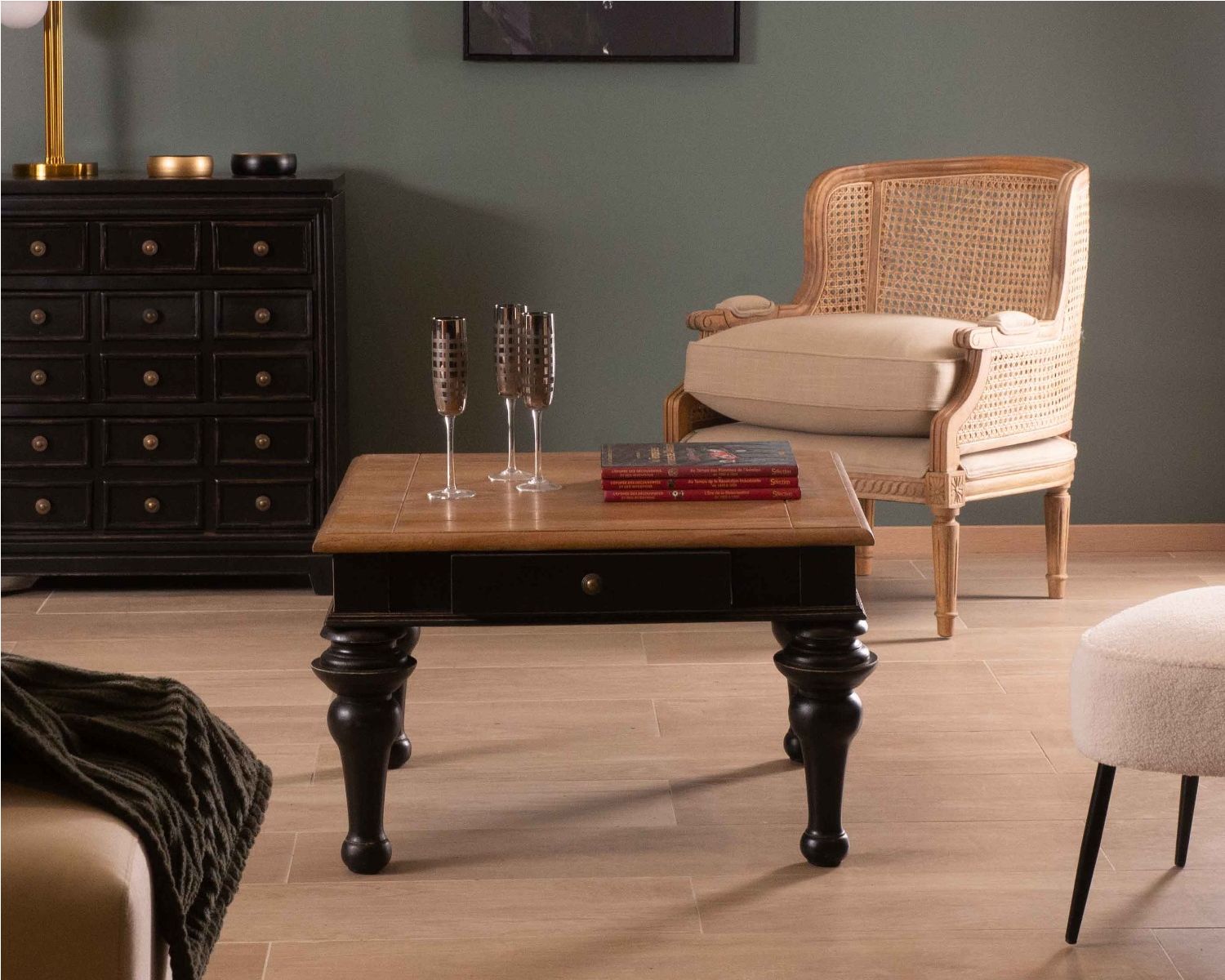 Poltrona vintage chic "Legacy" in canna e legno intagliato