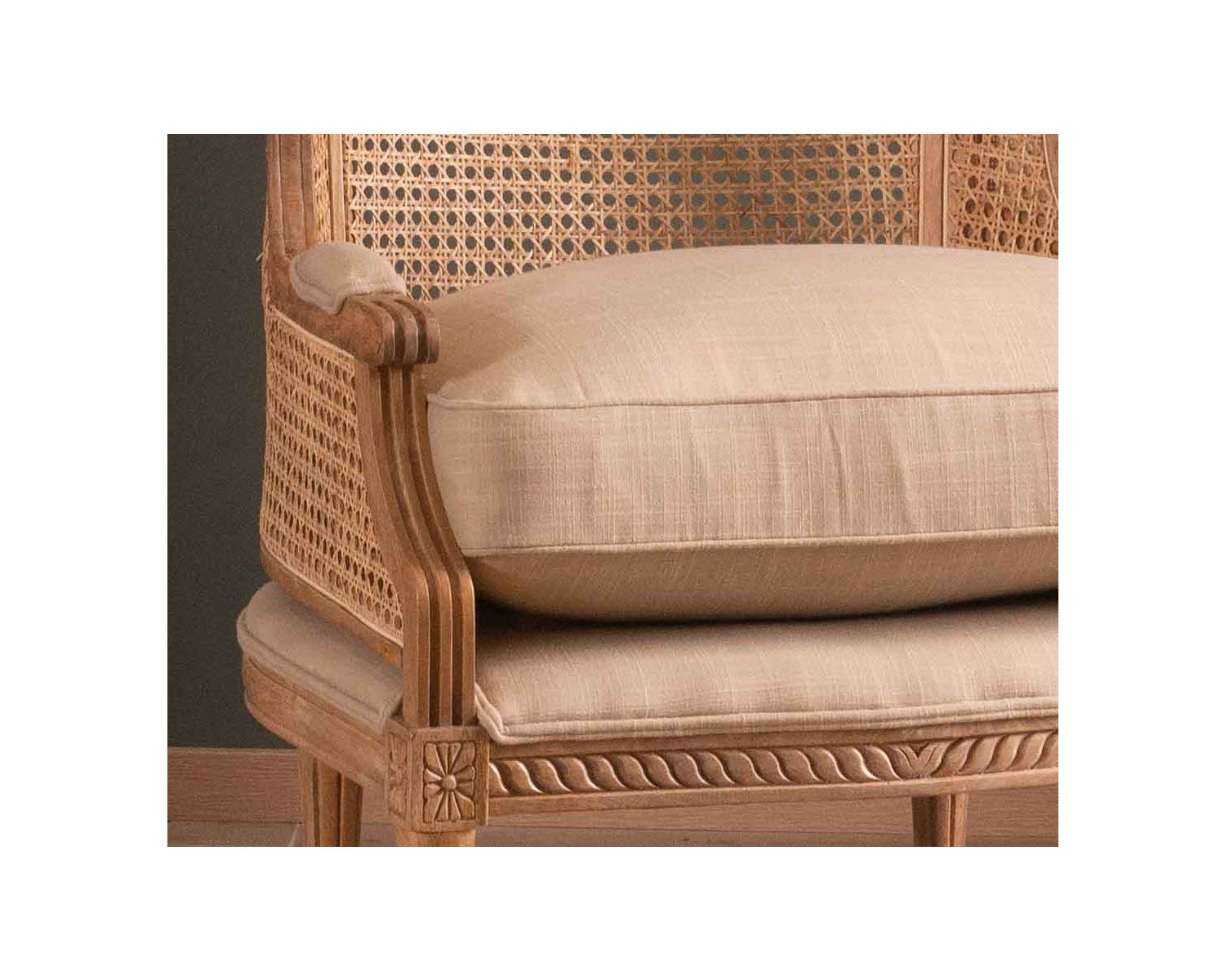 Poltrona vintage chic "Legacy" in canna e legno intagliato