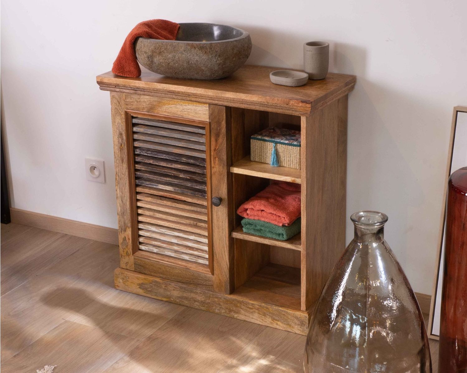 Mobile basso "Etretat" con anta a battente in legno di mango