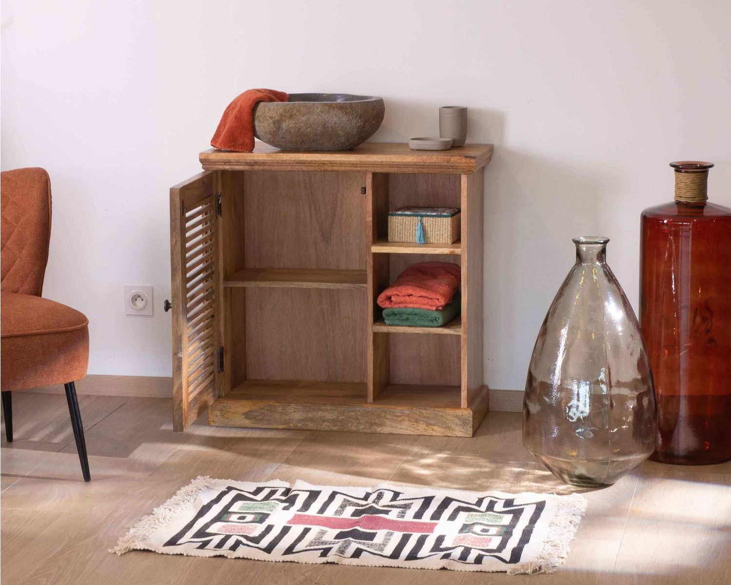 Mobile basso "Etretat" con anta a battente in legno di mango