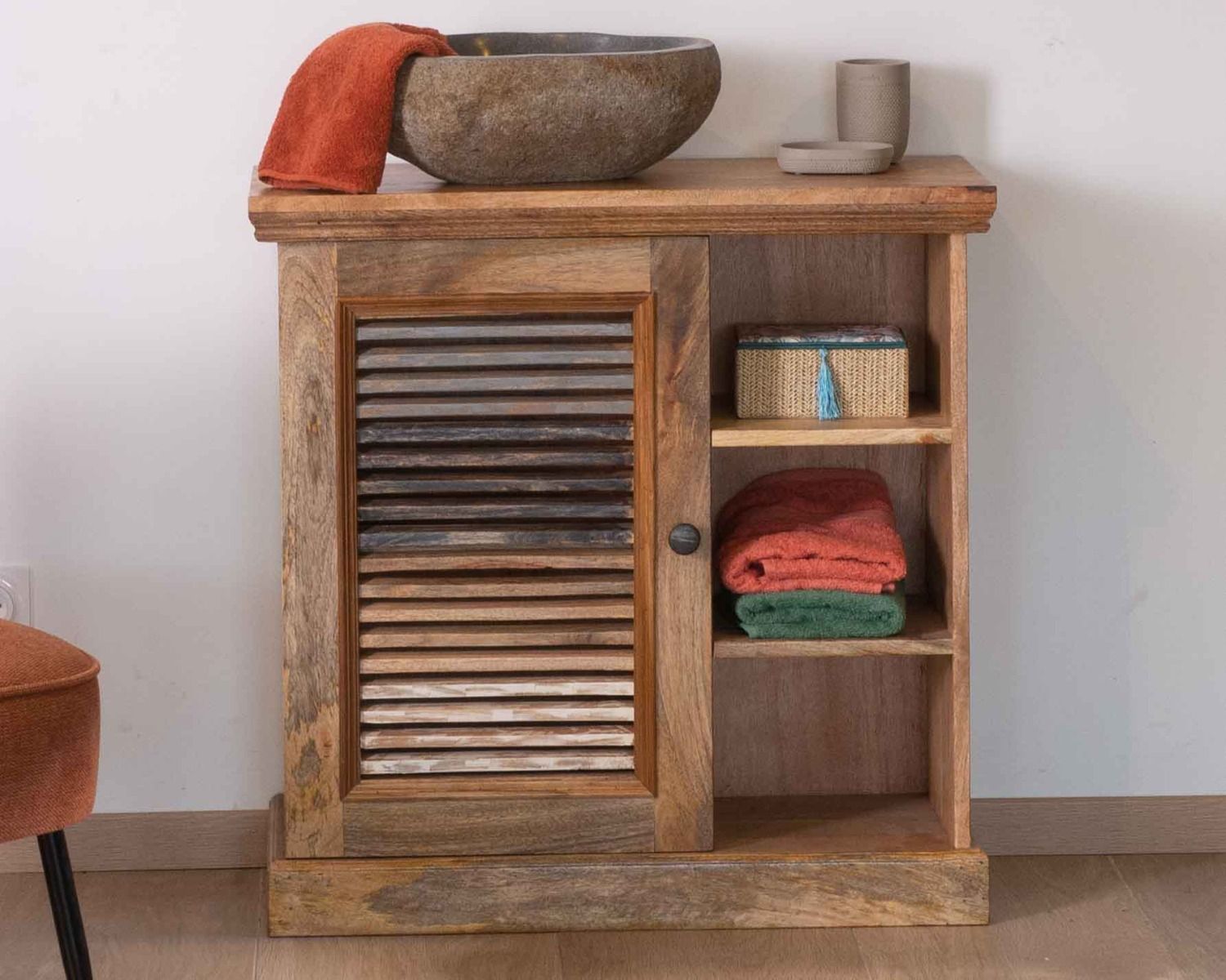 Mobile basso "Etretat" con anta a battente in legno di mango