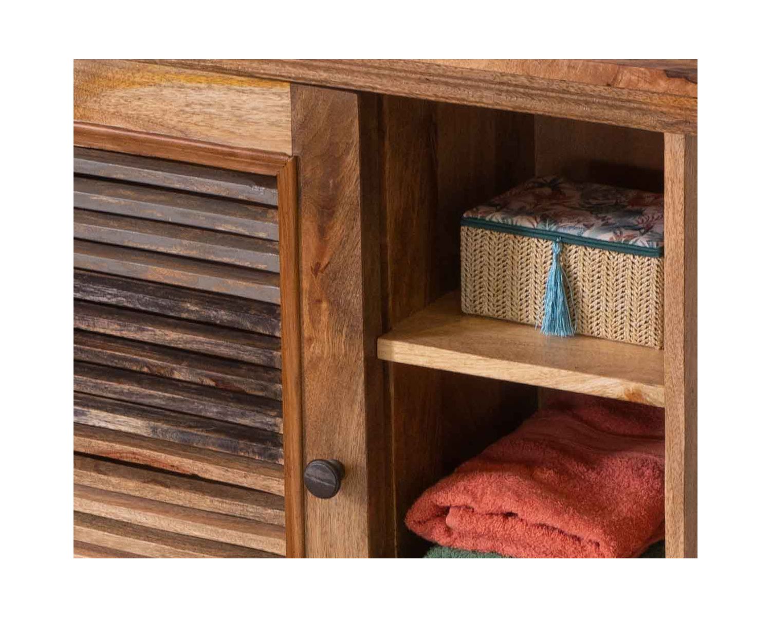 Mobile basso "Etretat" con anta a battente in legno di mango