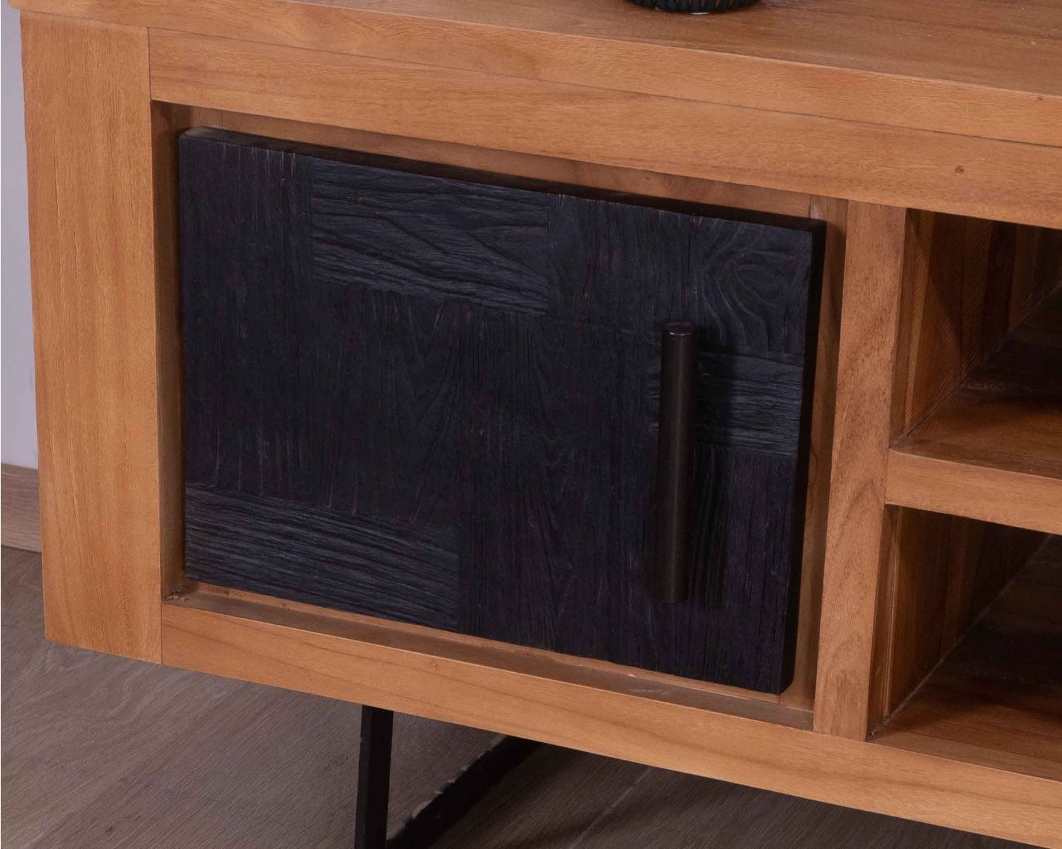 Mobile TV moderno 'Trend' a 2 ante e 2 nicchie in teak di recupero e metallo